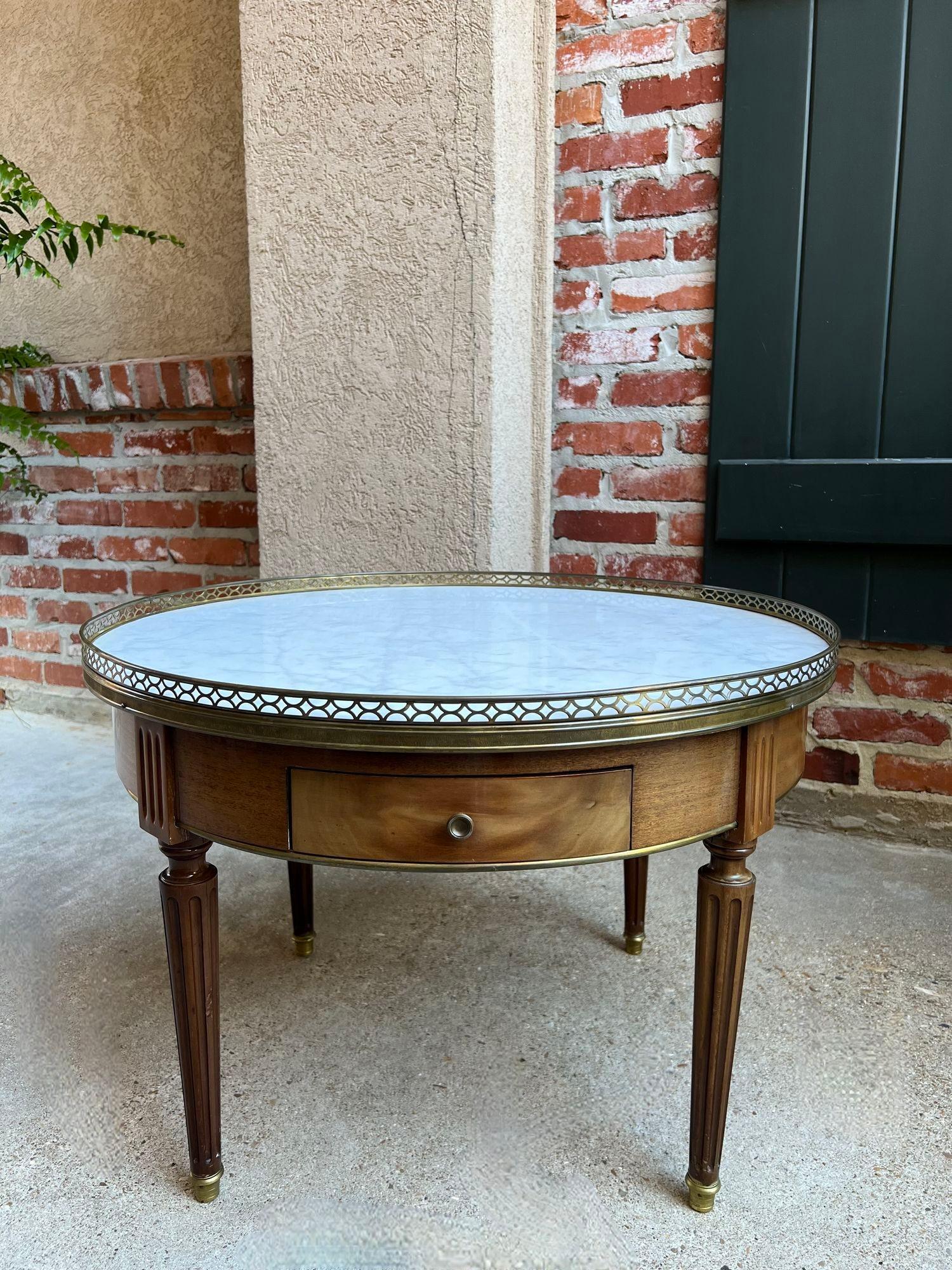 Ottone Antique French Tavolino Bouillotte Rotondo Marmo Bianco Stile Luigi XVI Gueridon in vendita