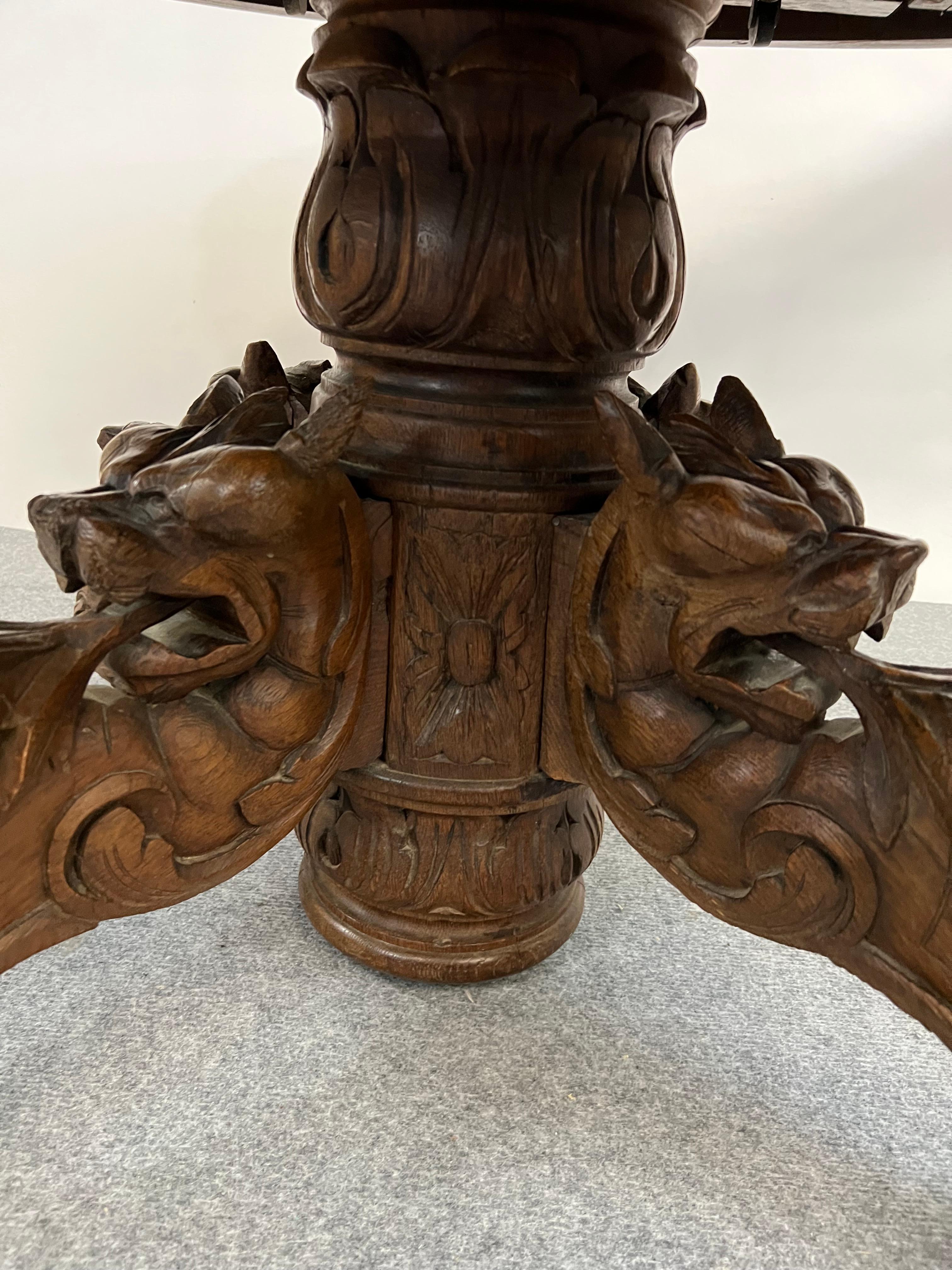 Antique French round coffee table pedestal Black Forest hunt table griffons 19th In Good Condition For Sale In LA FERTÉ-SOUS-JOUARRE, FR