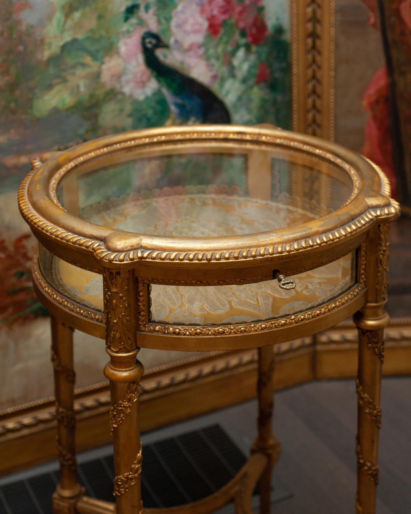 Antique French Round Hand-Carved and Gilded Display Table In Good Condition In Toronto, ON