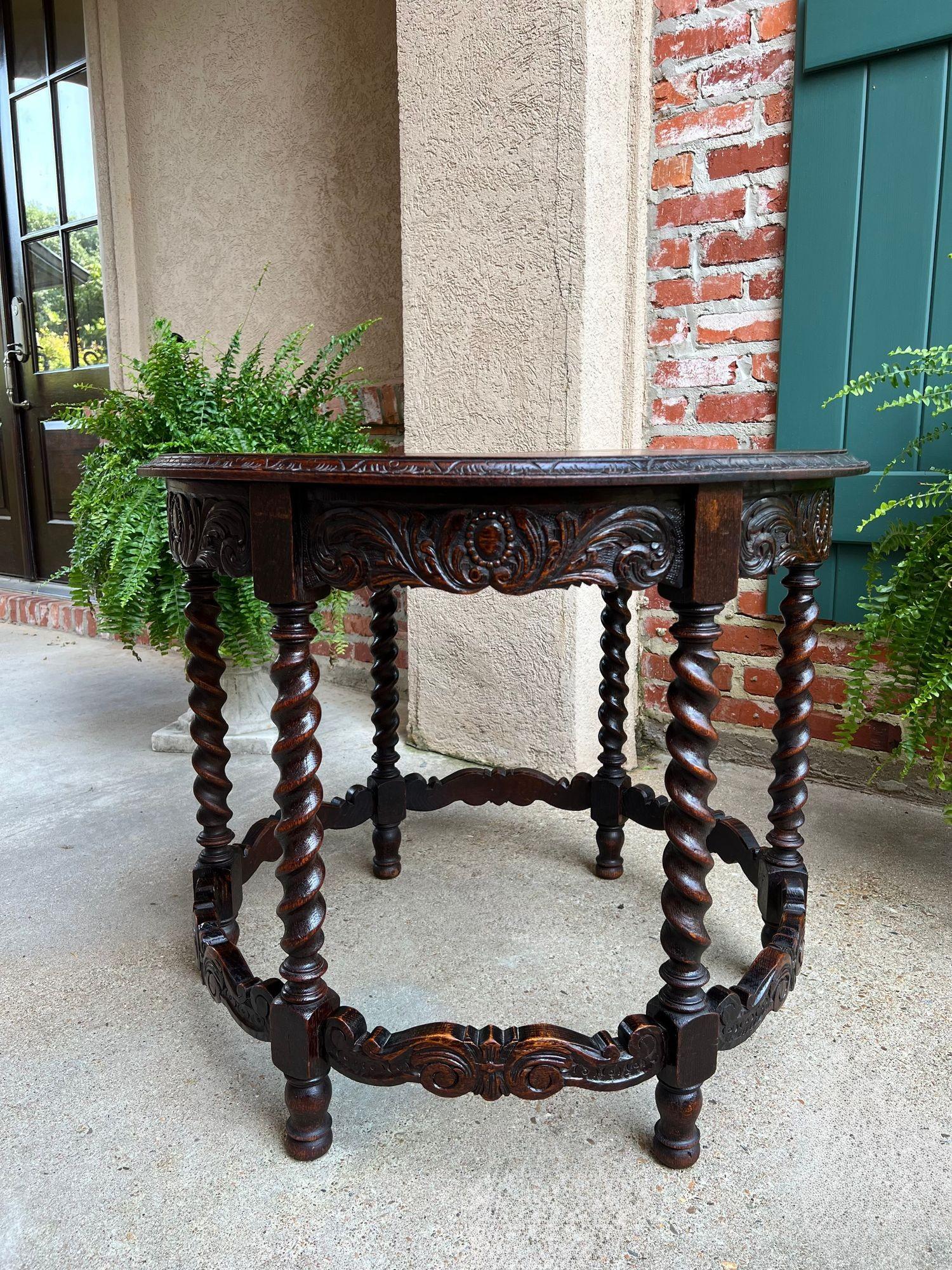 Antique French ROUND Side Center Table BARLEY TWIST Carved Oak Renaissance c1900.

Direttamente dalla Francia, un altro favoloso tavolino o centrotavola antico, con un design superbo e una silhouette straordinaria.

Le SEI GAMBE inglesi BARLEY TWIST