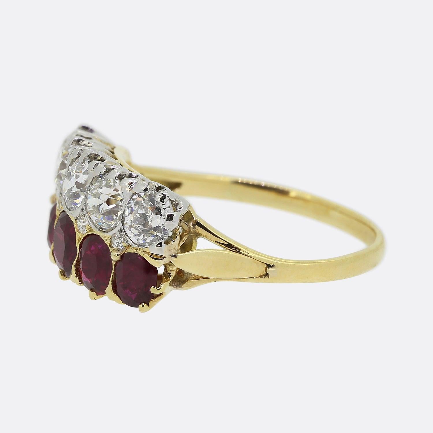 Nous avons ici une ravissante bague à deux rangs de rubis et de diamants datant du début des années 1900. La bague comporte cinq diamants de taille ancienne et cinq rubis rouges. Les rubis sang de pigeon sont très bien mis en valeur par l'éclat