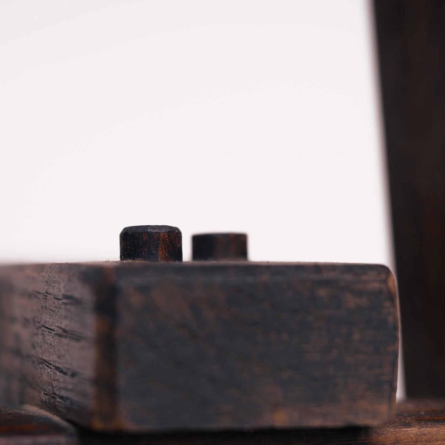Banc ancien en chêne rustique brutaliste français en vente 2