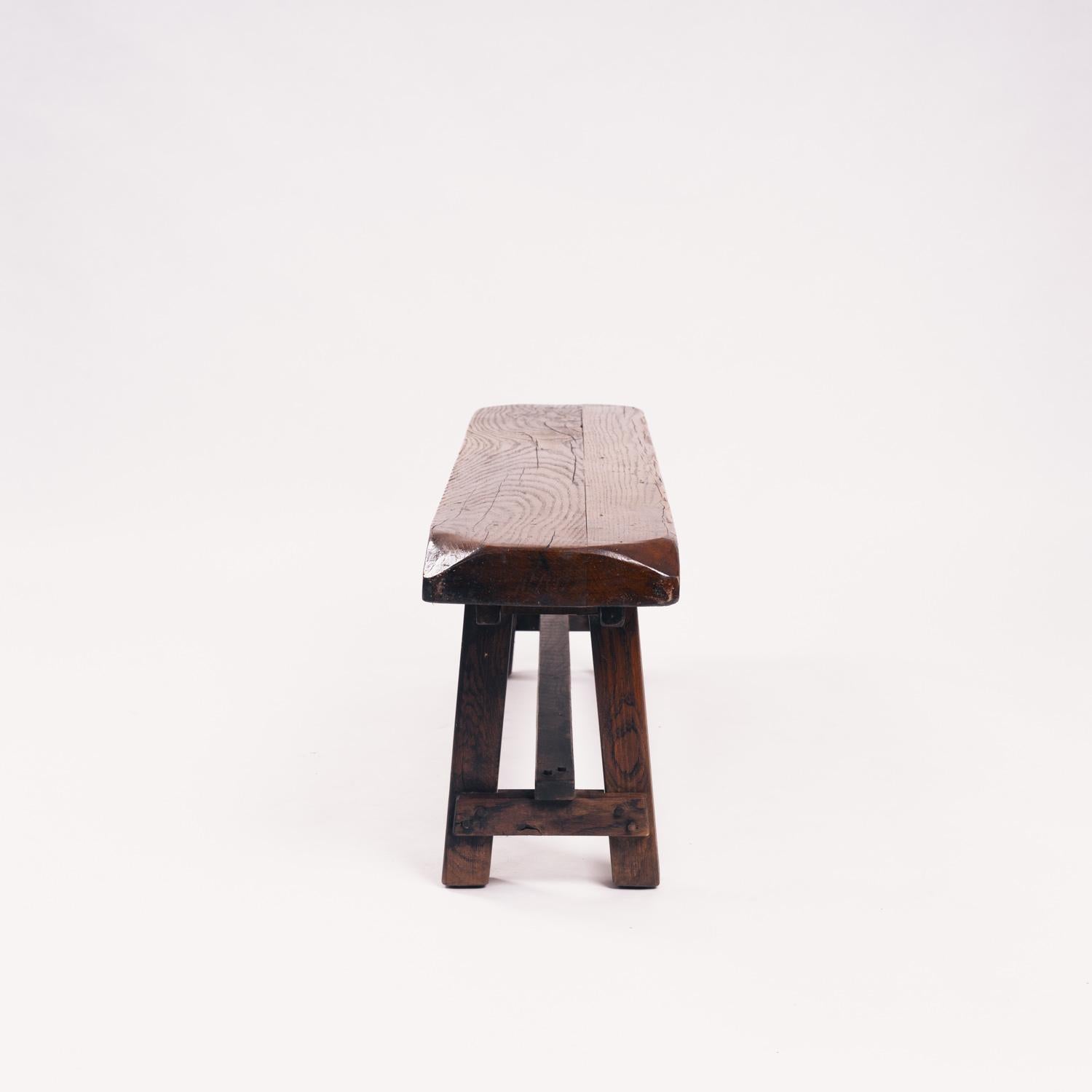 Sculpté à la main Banc ancien en chêne rustique brutaliste français en vente