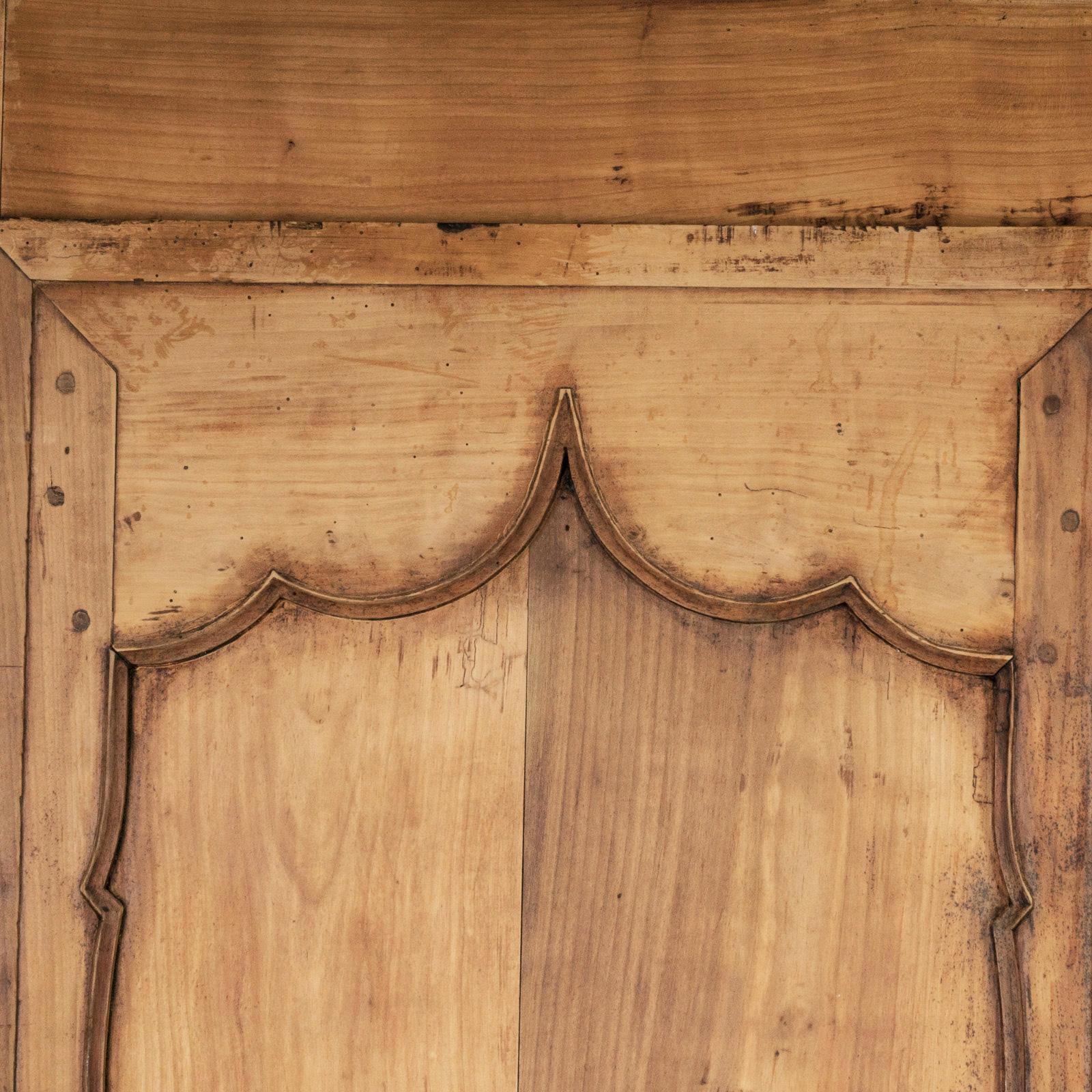 Français Ancienne armoire en bois de fruitier sculpté à la main A.I.C. en vente