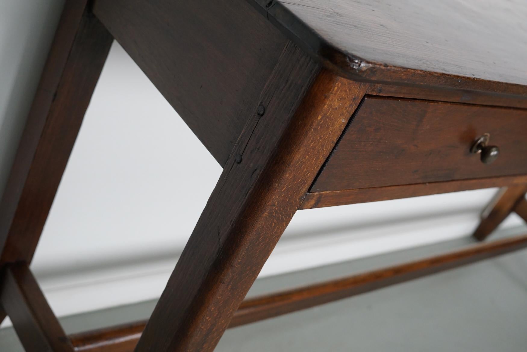 Ancienne table d'appoint française rustique de ferme en orme, début du 20e siècle en vente 5