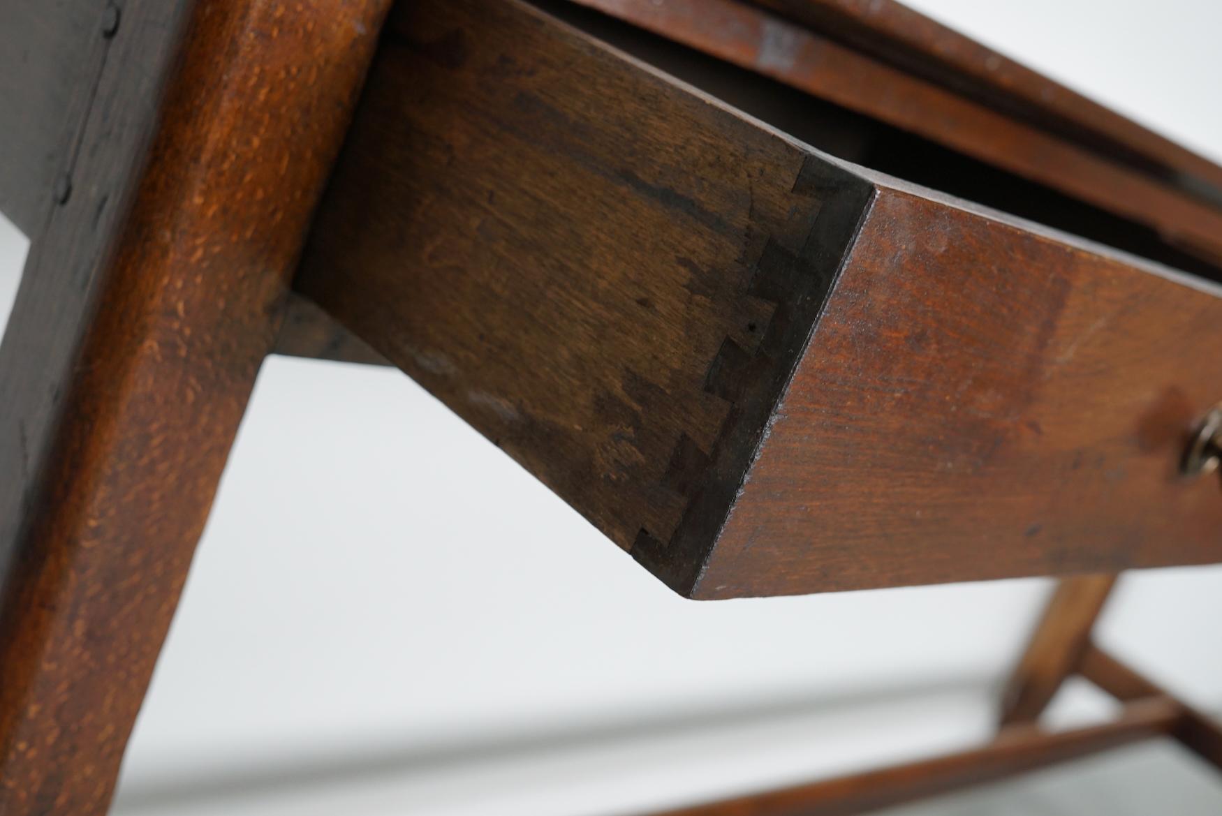 Ancienne table d'appoint française rustique de ferme en orme, début du 20e siècle en vente 7