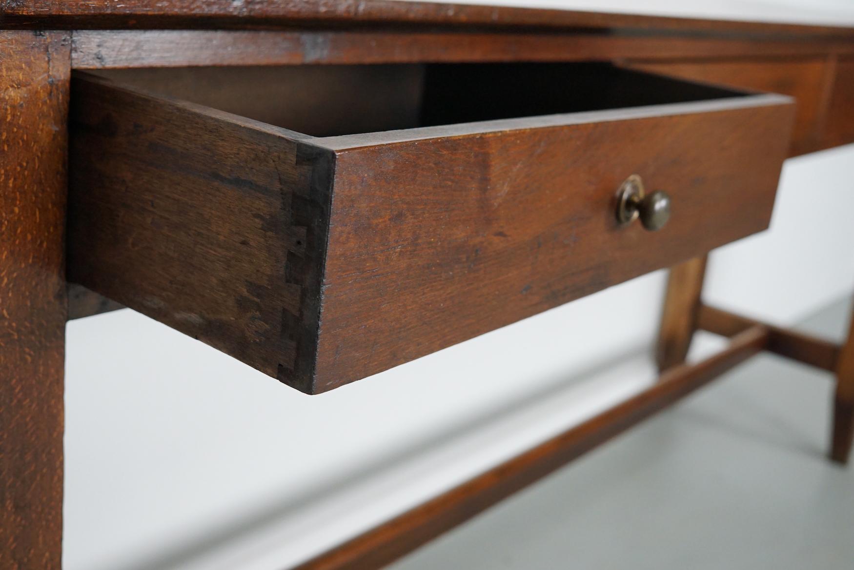 Ancienne table d'appoint française rustique de ferme en orme, début du 20e siècle en vente 8