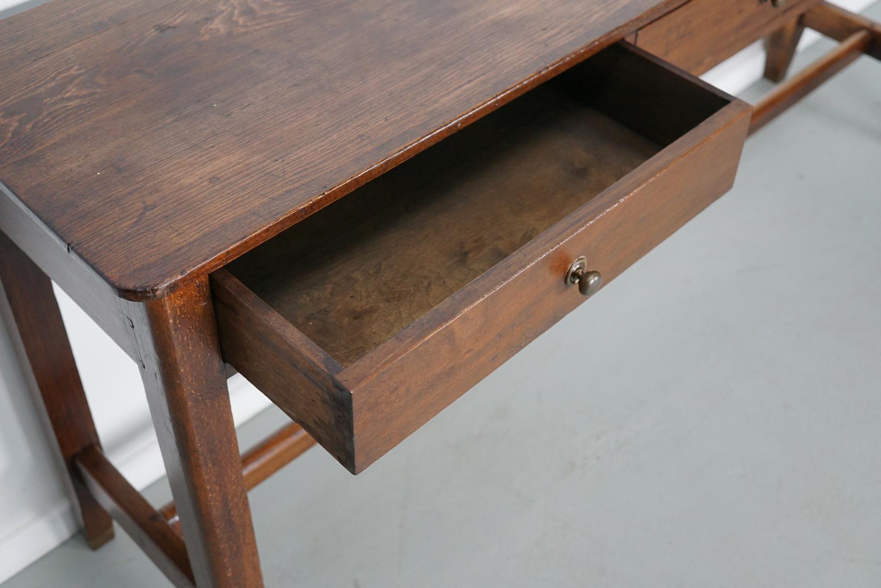 Ancienne table d'appoint française rustique de ferme en orme, début du 20e siècle en vente 9