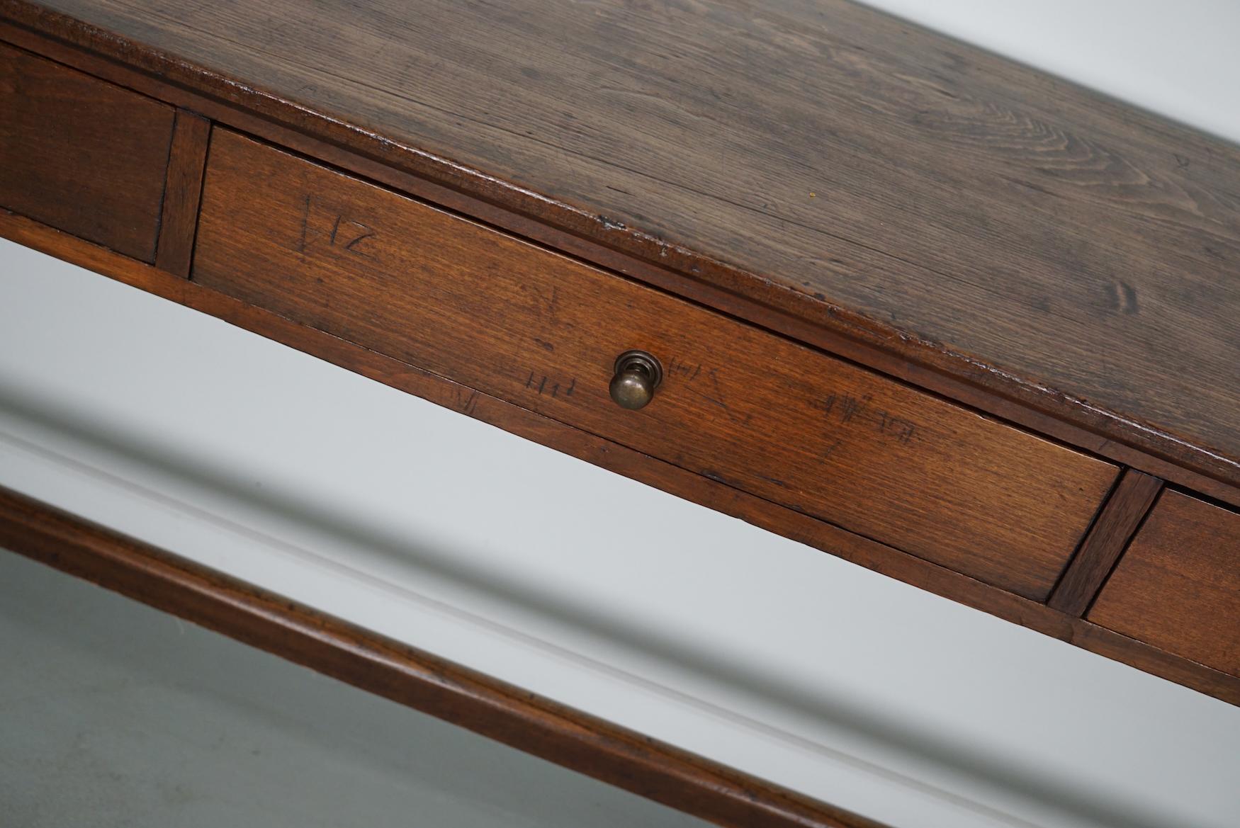 Ancienne table d'appoint française rustique de ferme en orme, début du 20e siècle en vente 10