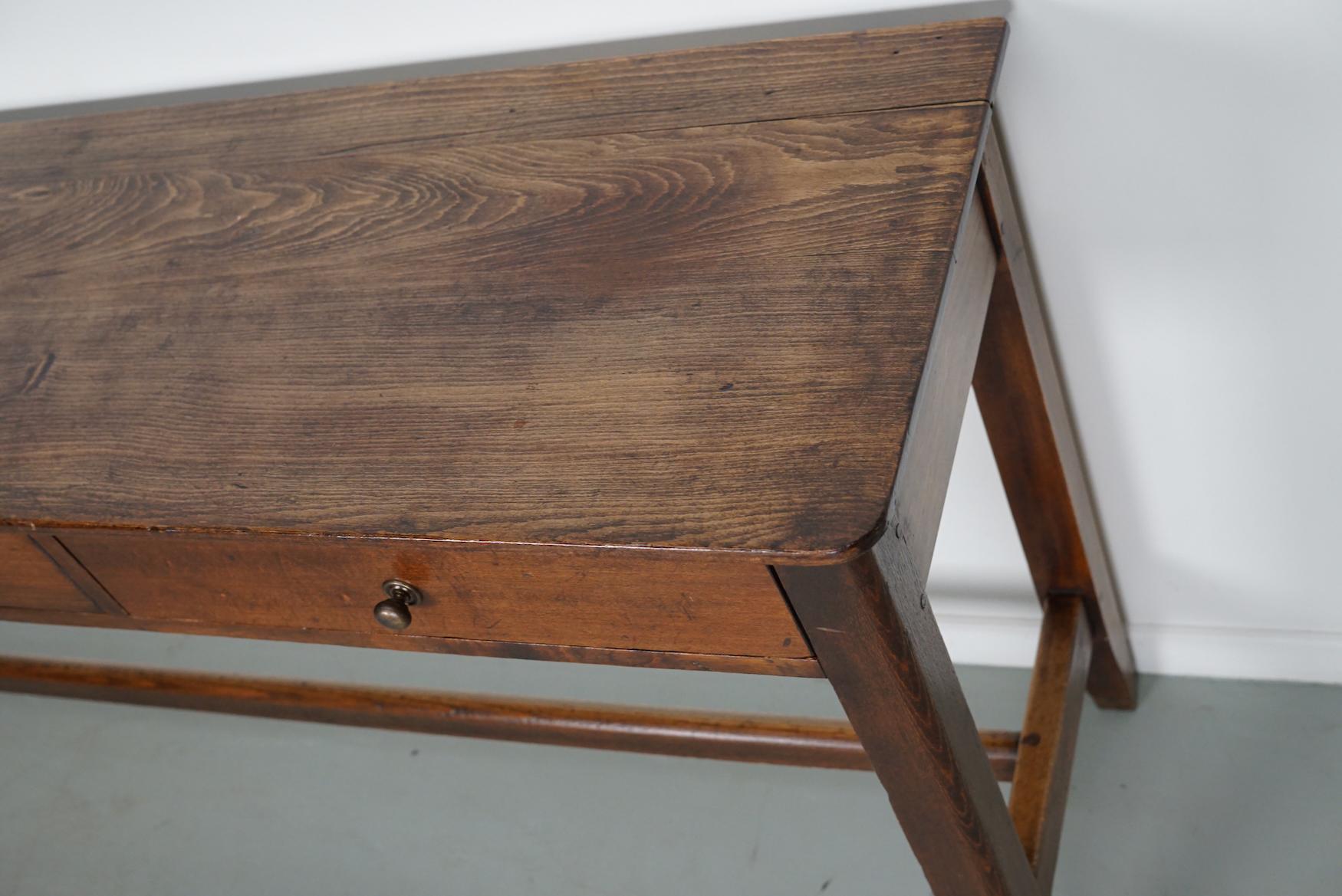 Ancienne table d'appoint française rustique de ferme en orme, début du 20e siècle Bon état - En vente à Nijmegen, NL