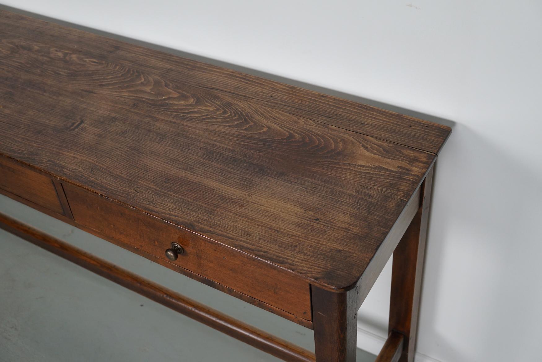 20ième siècle Ancienne table d'appoint française rustique de ferme en orme, début du 20e siècle en vente