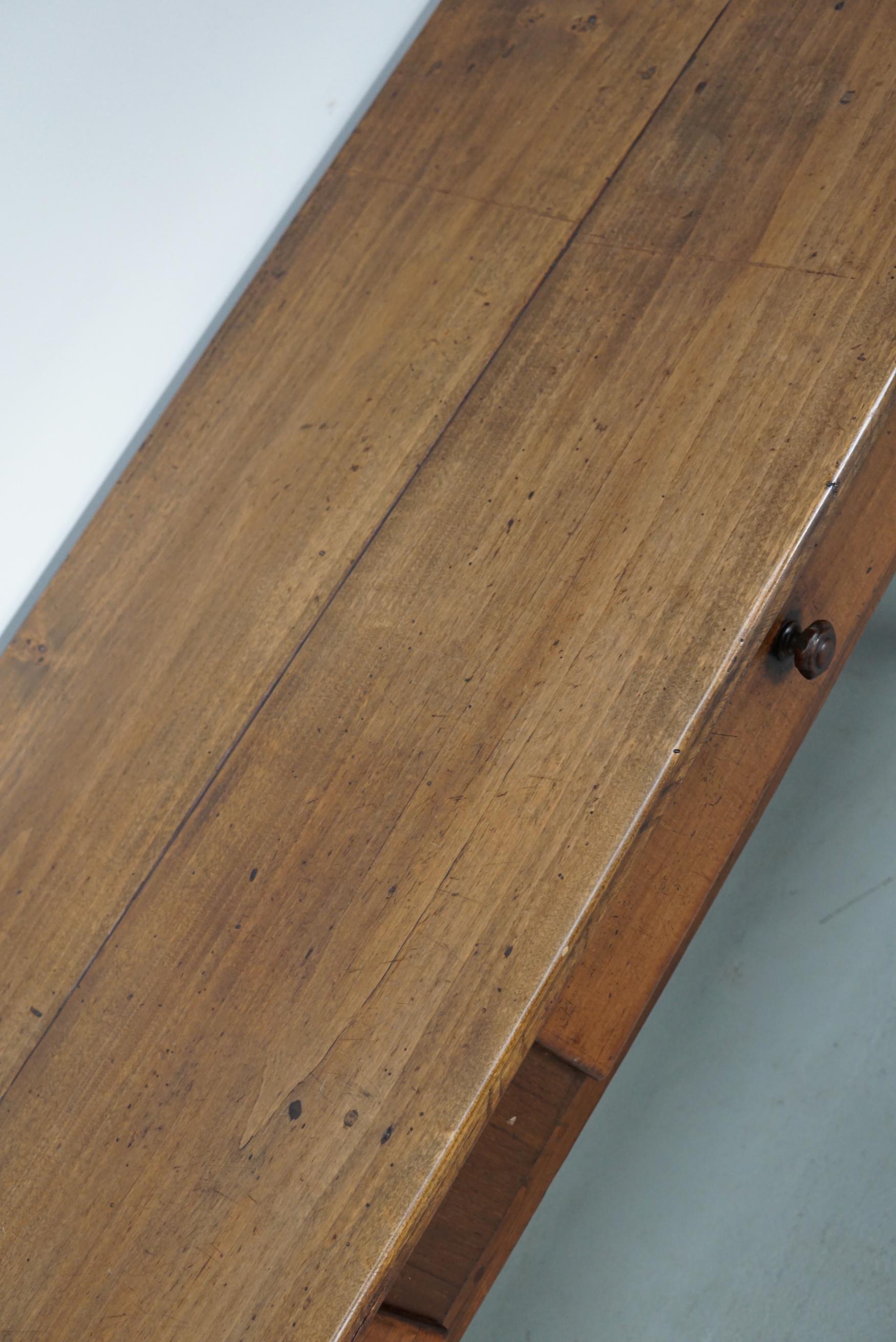 Ancienne table d'appoint française rustique de ferme en bois fruitier, 19ème siècle en vente 4