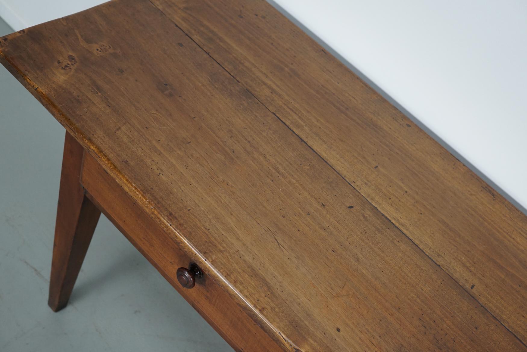 Ancienne table d'appoint française rustique de ferme en bois fruitier, 19ème siècle en vente 5