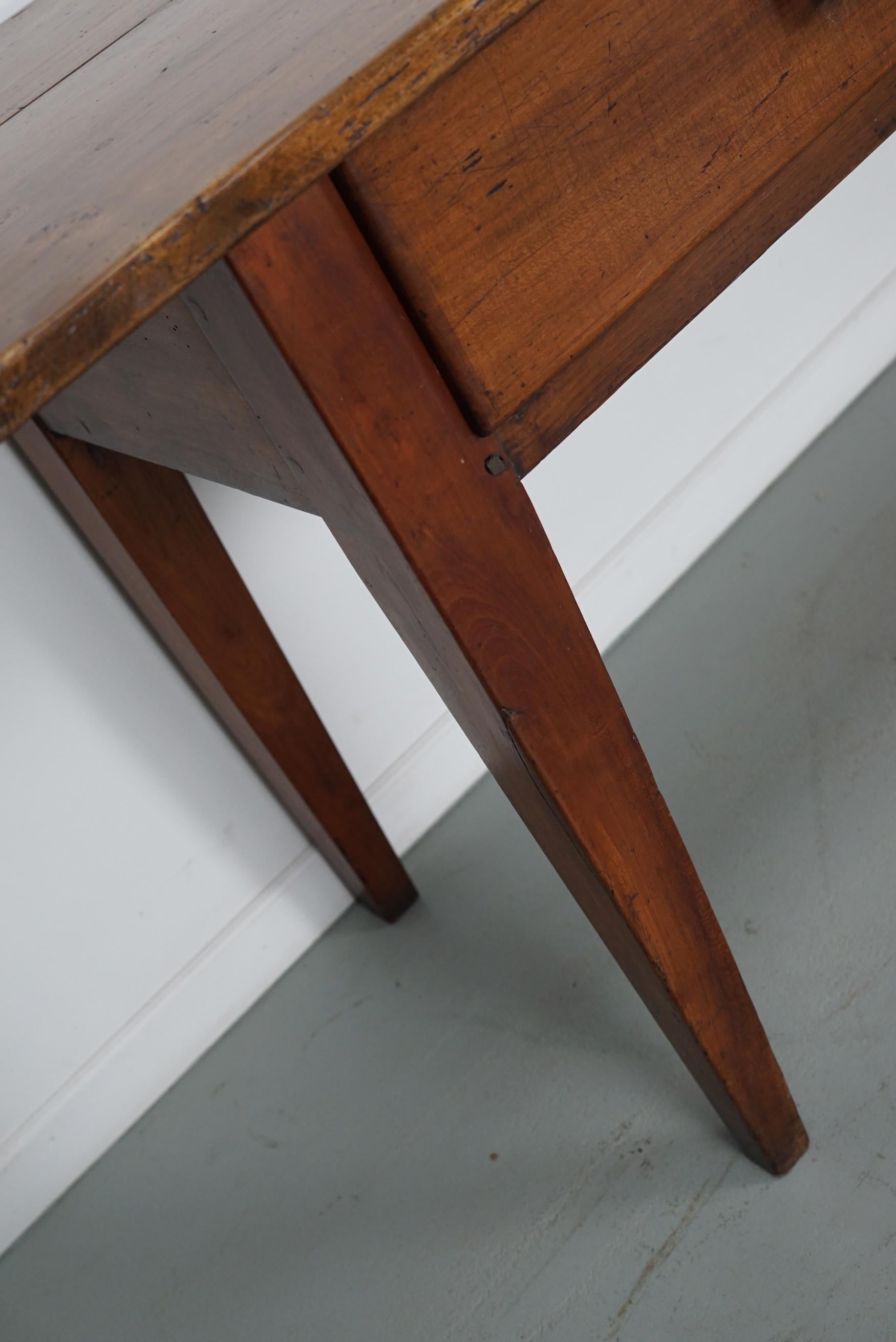 Ancienne table d'appoint française rustique de ferme en bois fruitier, 19ème siècle en vente 7