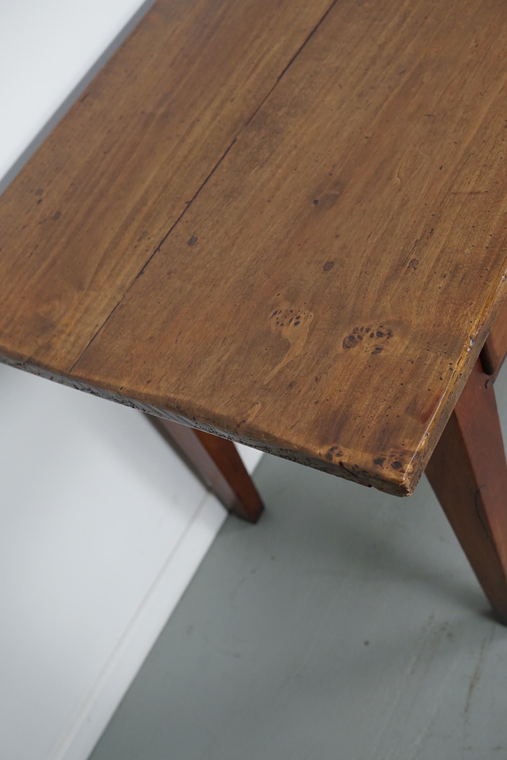 Ancienne table d'appoint française rustique de ferme en bois fruitier, 19ème siècle en vente 8