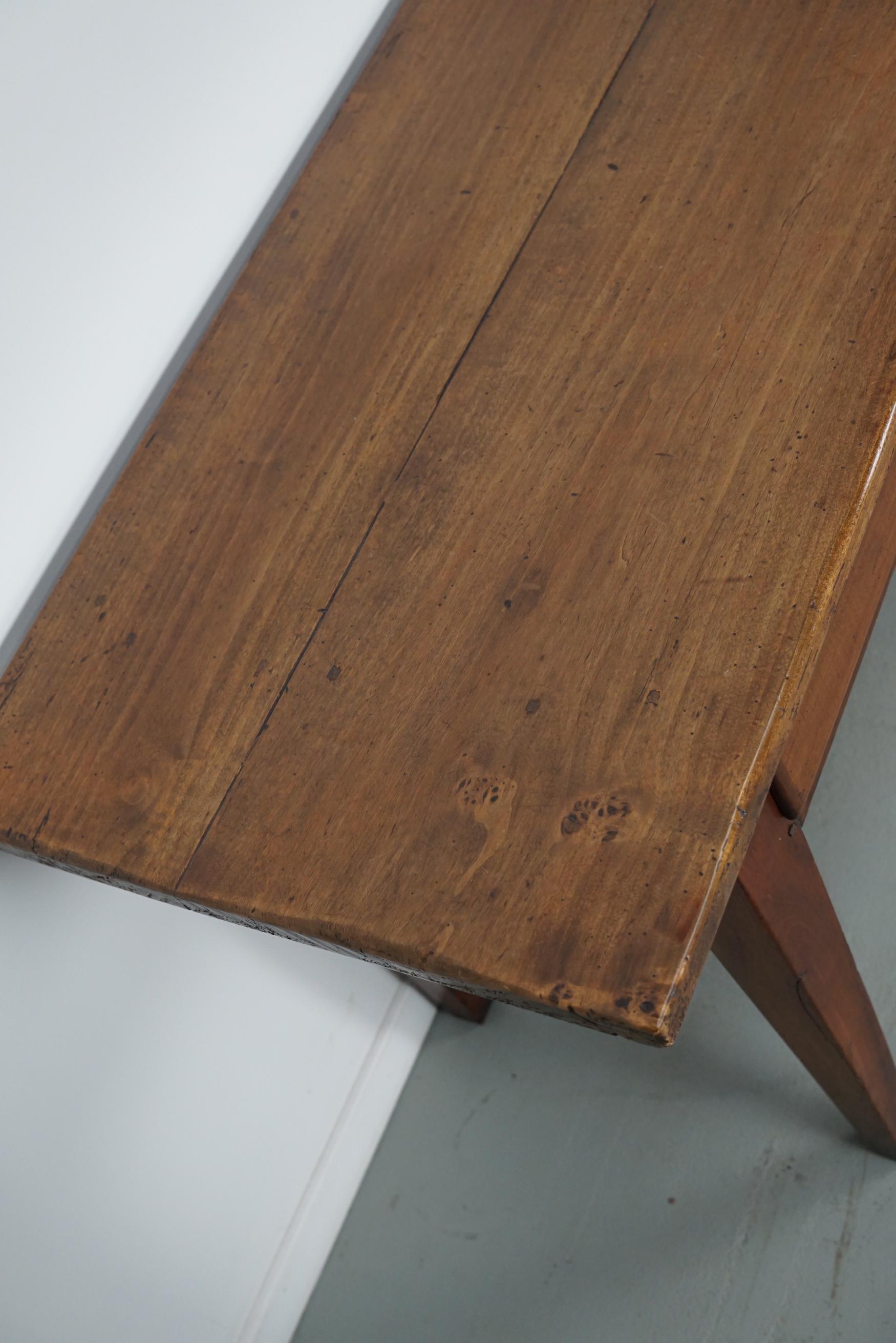 Ancienne table d'appoint française rustique de ferme en bois fruitier, 19ème siècle en vente 9