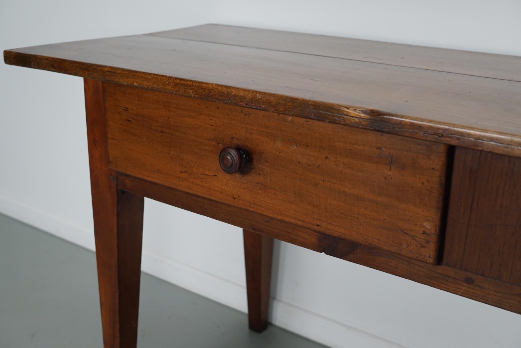 Ancienne table d'appoint française rustique de ferme en bois fruitier, 19ème siècle en vente 11