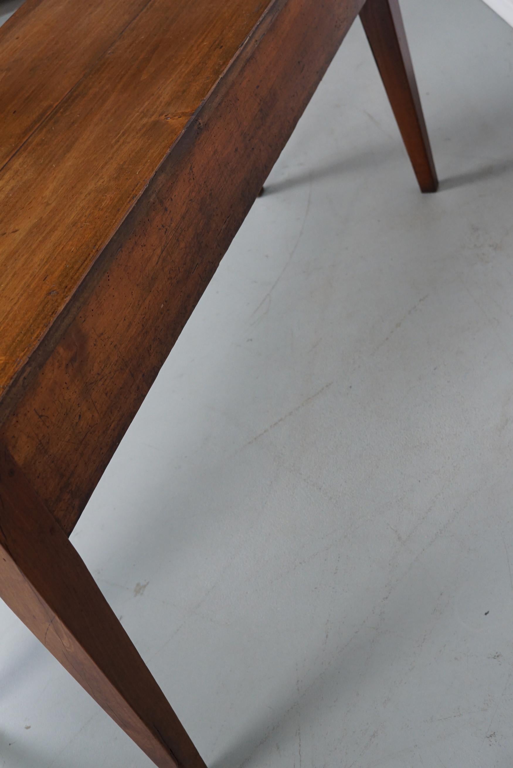 Français Ancienne table d'appoint française rustique de ferme en bois fruitier, 19ème siècle en vente