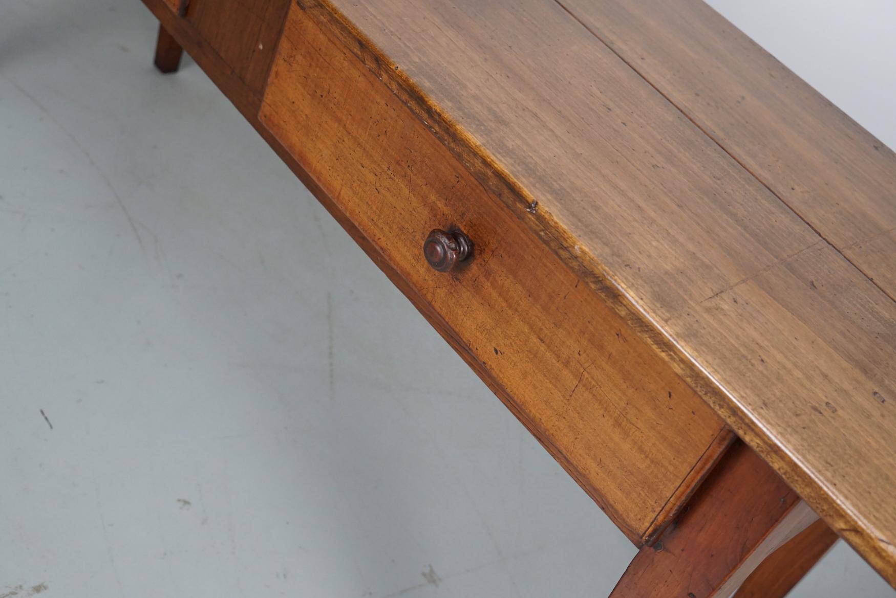 Ancienne table d'appoint française rustique de ferme en bois fruitier, 19ème siècle Bon état - En vente à Nijmegen, NL