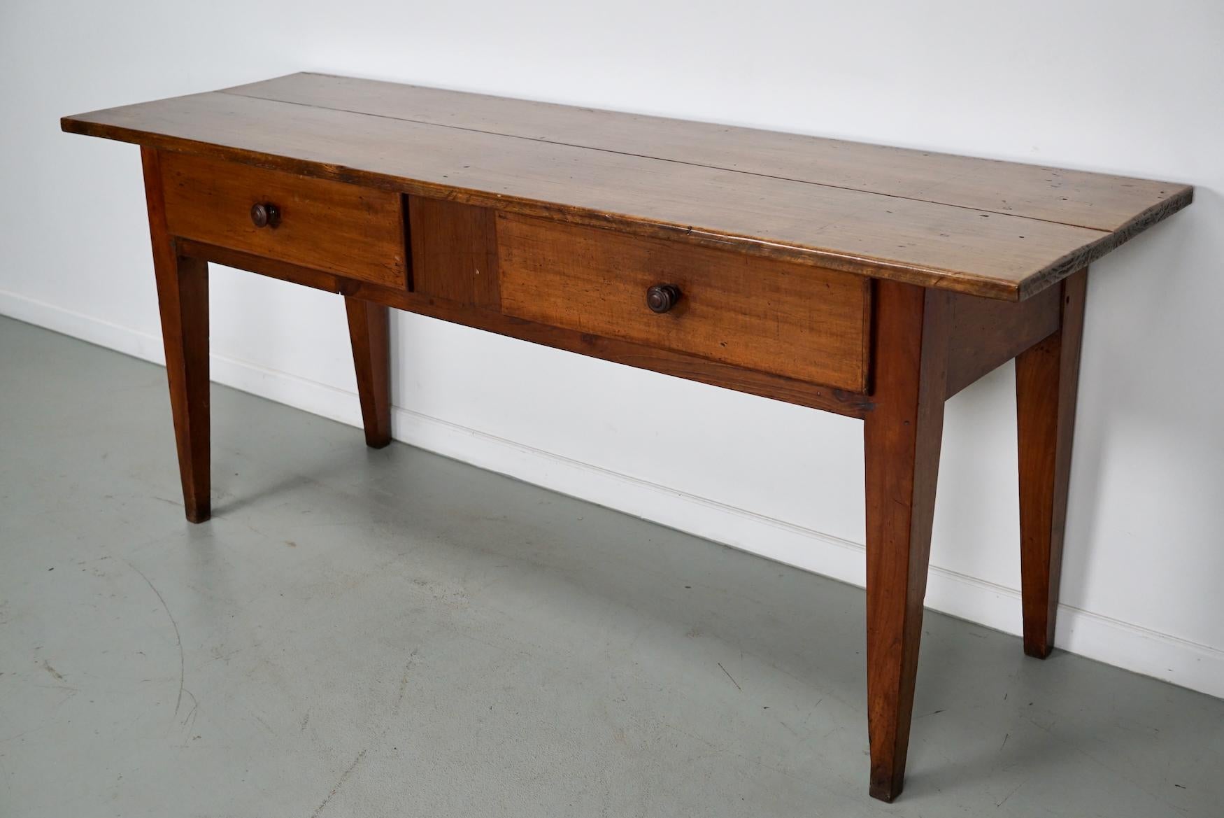 XIXe siècle Ancienne table d'appoint française rustique de ferme en bois fruitier, 19ème siècle en vente