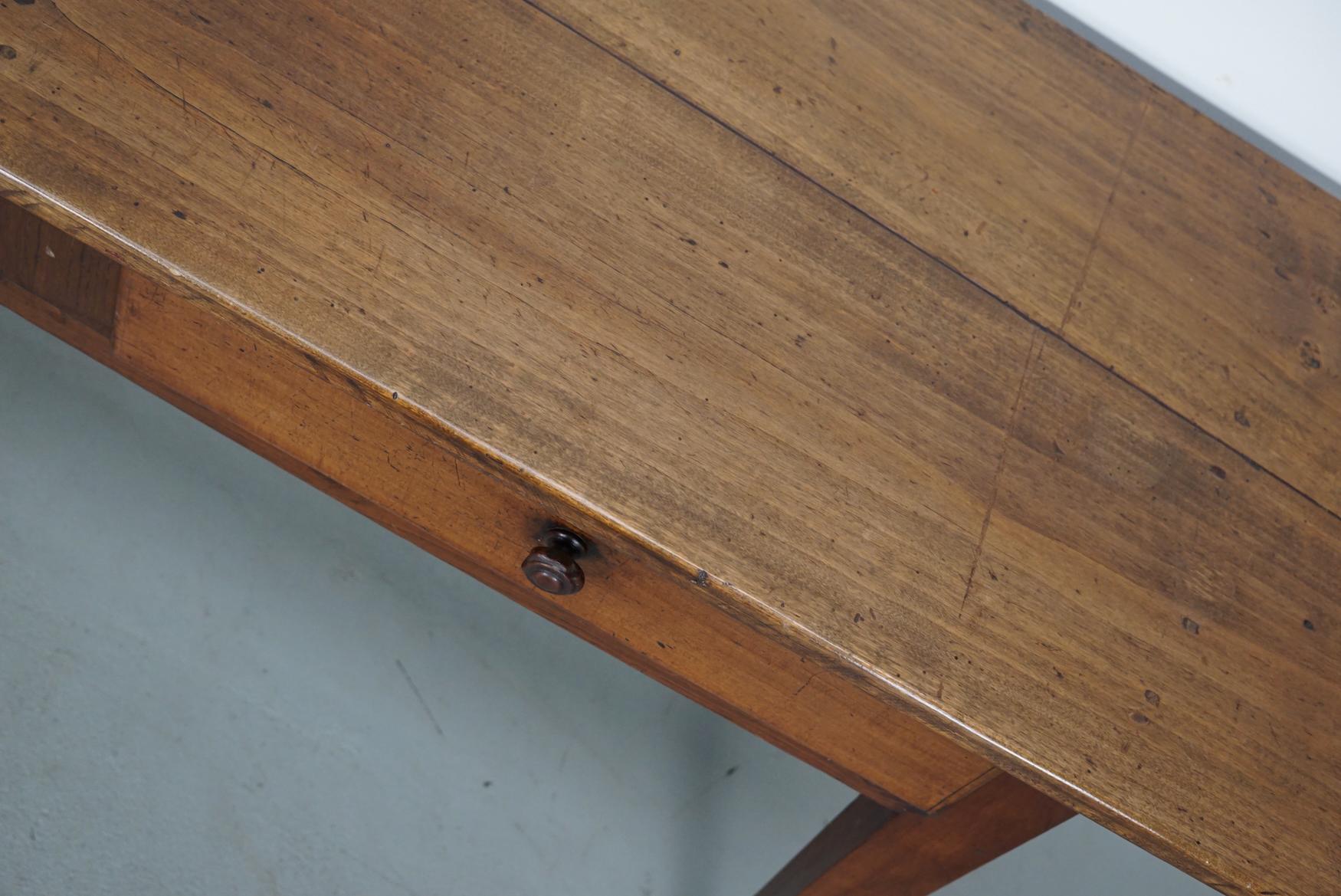 Fruitiers Ancienne table d'appoint française rustique de ferme en bois fruitier, 19ème siècle en vente