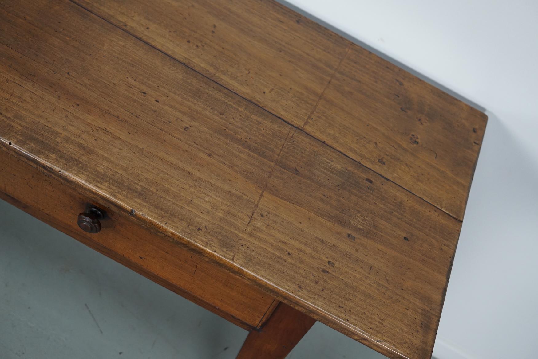 Ancienne table d'appoint française rustique de ferme en bois fruitier, 19ème siècle en vente 1