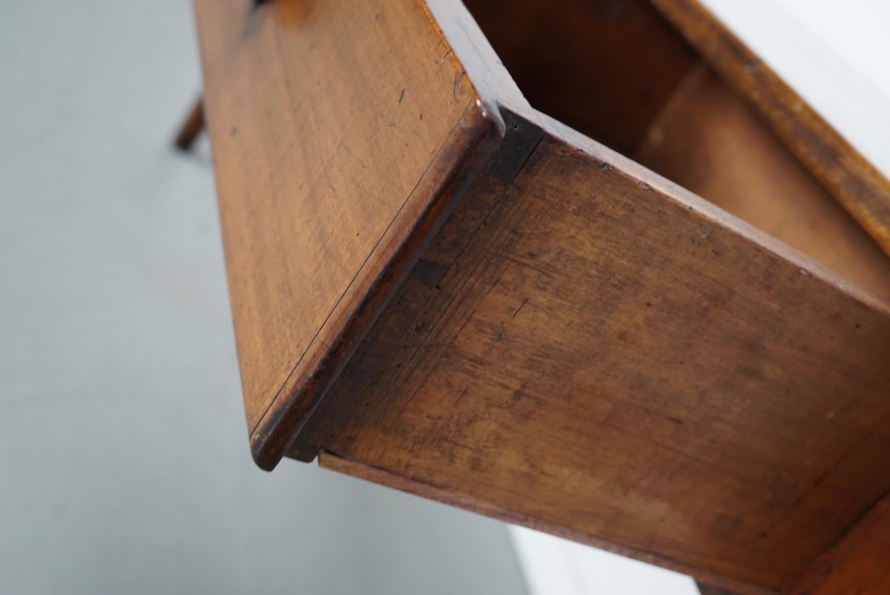 Ancienne table d'appoint française rustique de ferme en bois fruitier, 19ème siècle en vente 2