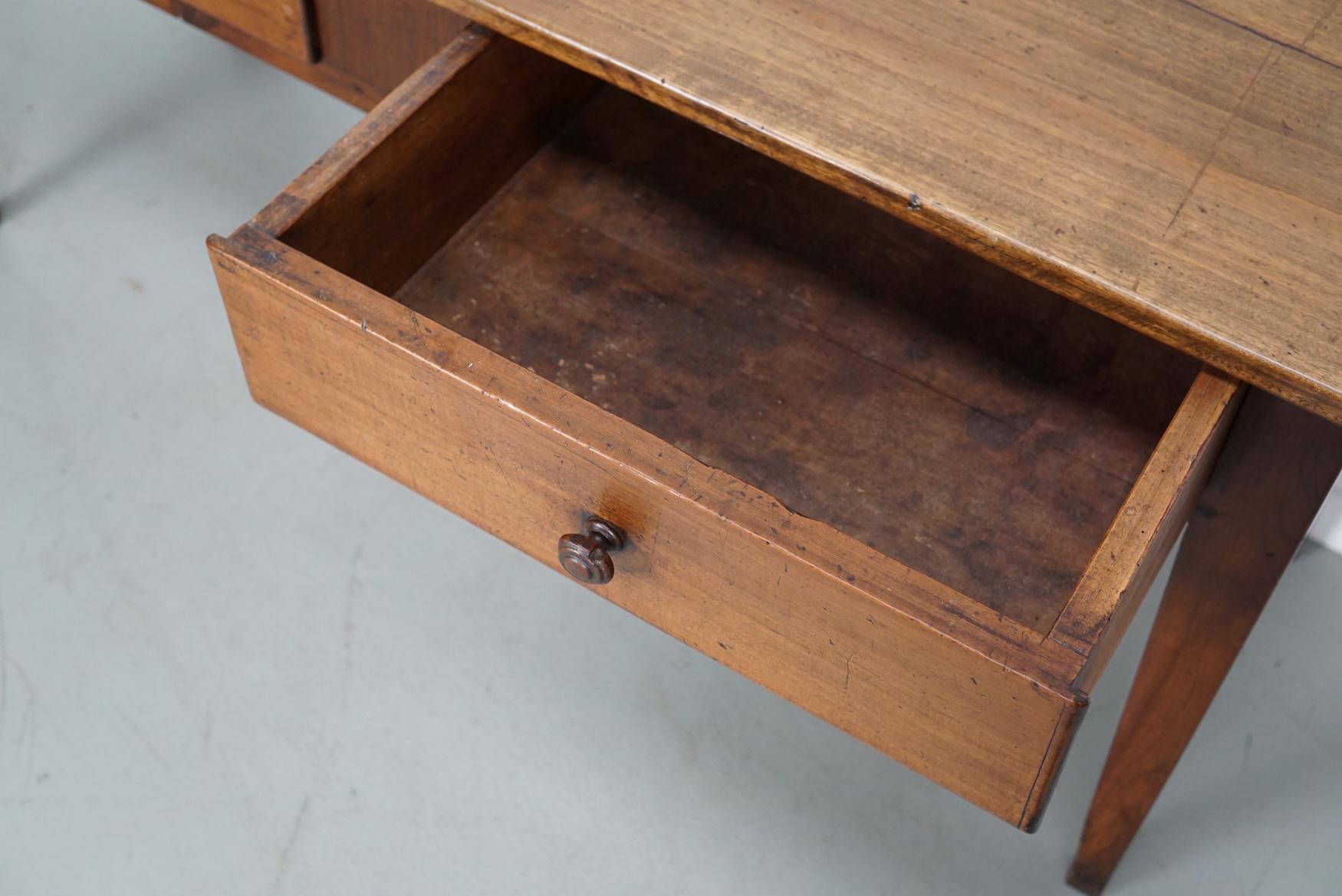Ancienne table d'appoint française rustique de ferme en bois fruitier, 19ème siècle en vente 3