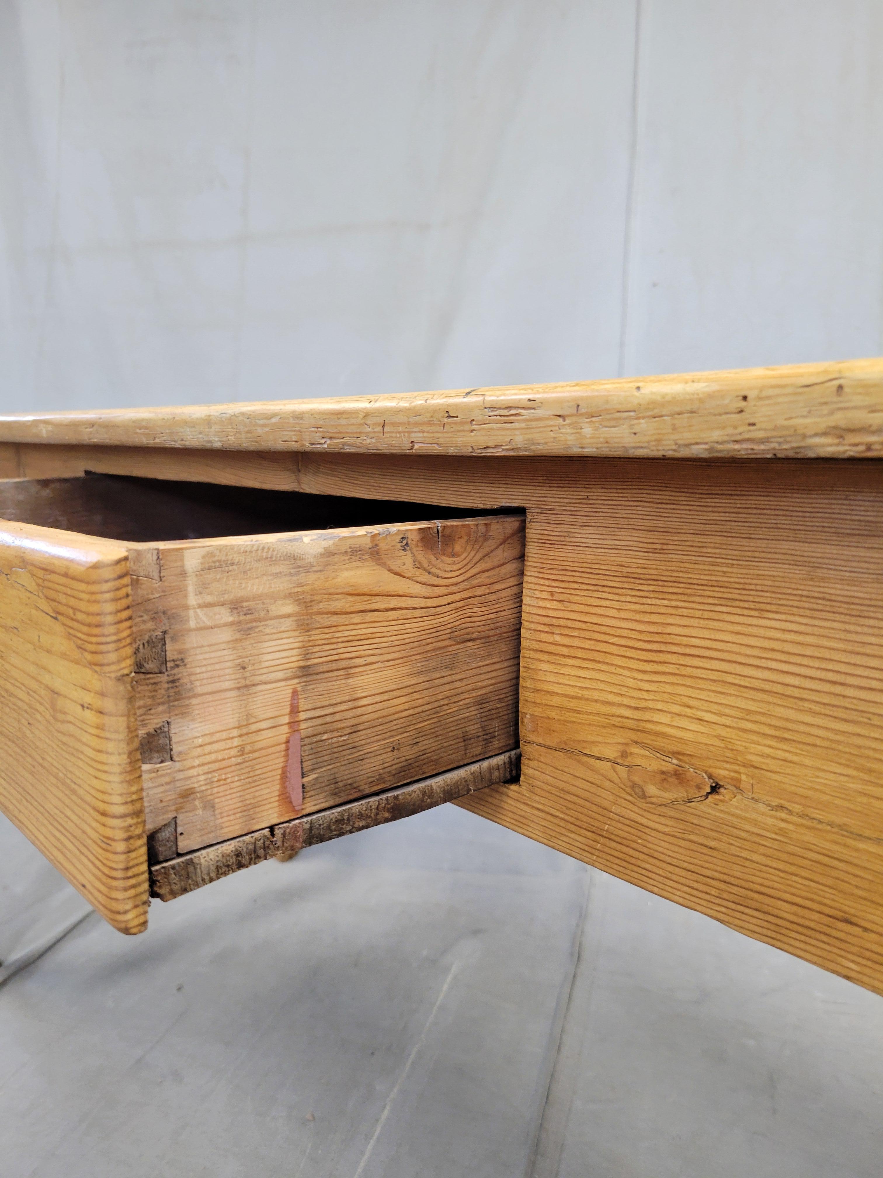 Antique French Rustic Pine Farmhouse Kitchen Work Table Console Table en vente 3