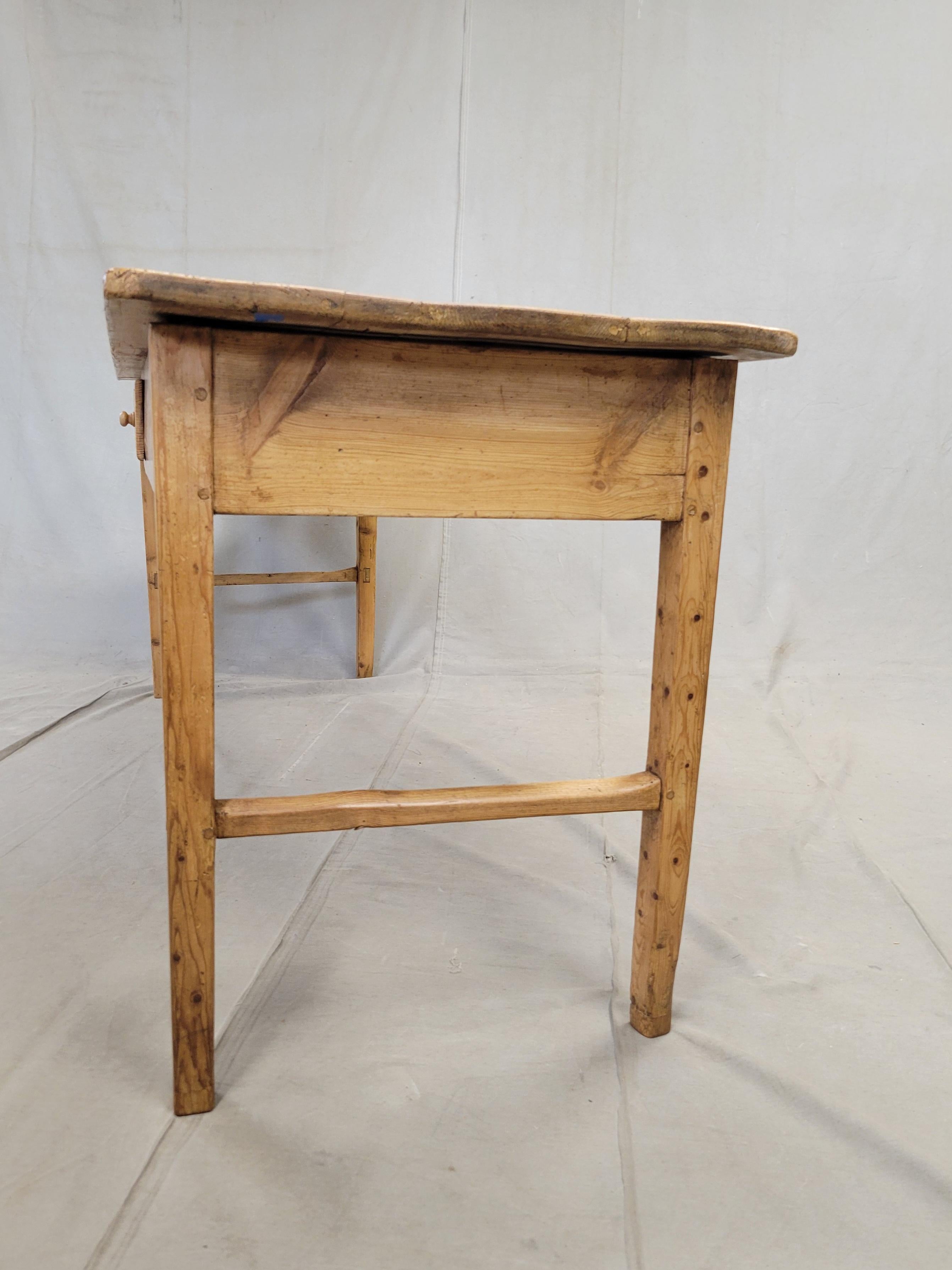 Antique French Rustic Pine Farmhouse Kitchen Work Table Console Table en vente 5
