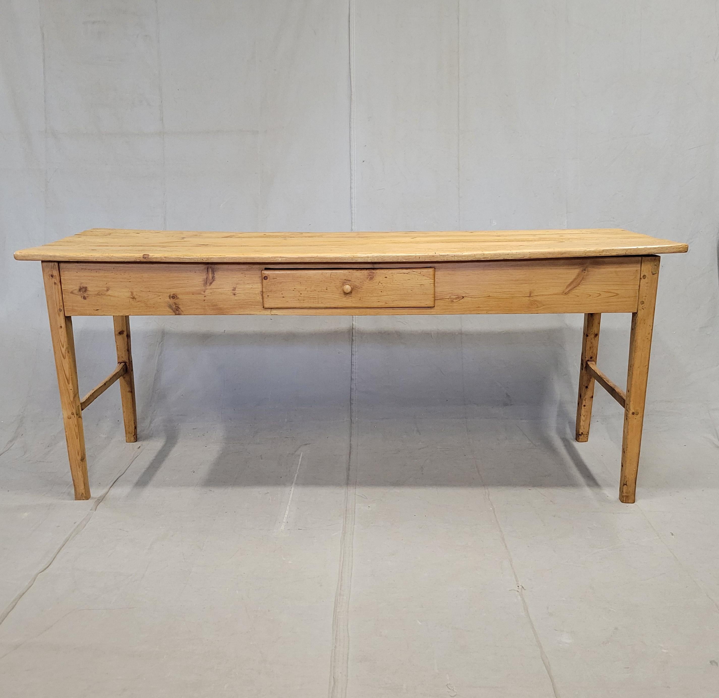 Une belle table de travail de cuisine en pin rustique français qui pourrait être utilisée comme table de console. Notez les défauts du bois dus à l'âge et à l'utilisation... de vieilles rayures, des entailles, des trous de vers inactifs qui ajoutent