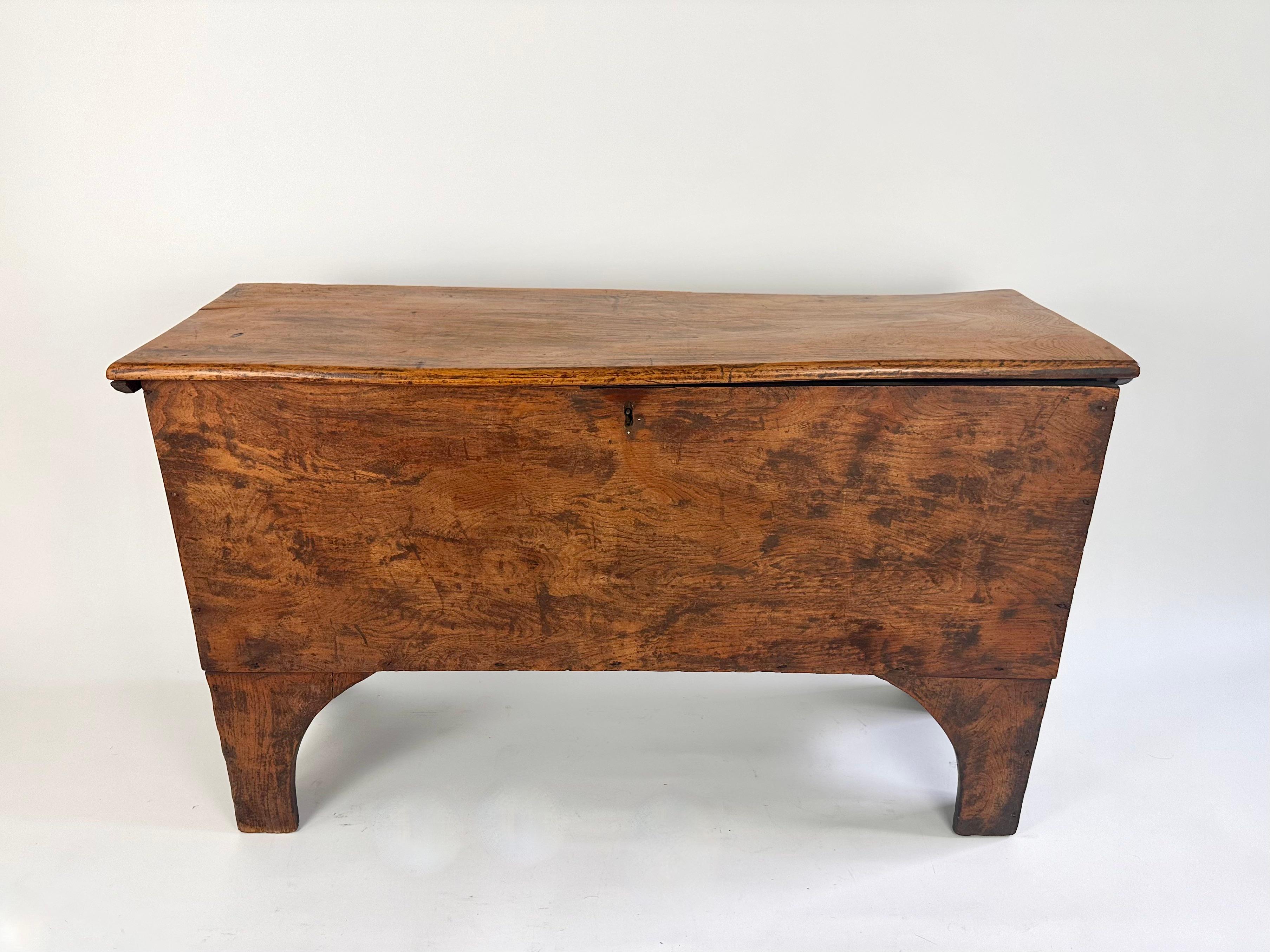 French 19th century hallway chest / blanket box.

Made of solid oak in a very primitive rustic style. 

The chest is well proportioned, a good size ideal for storage in a hallway or bedroom. There's a useful internal storage compartment (originally