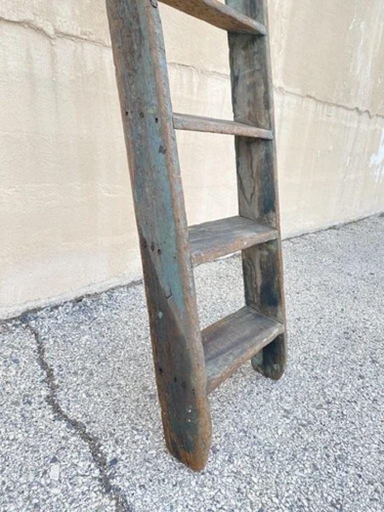 Ancienne échelle de grange en bois rustique primitive peinte à l'envers en vert 103 en vente 3