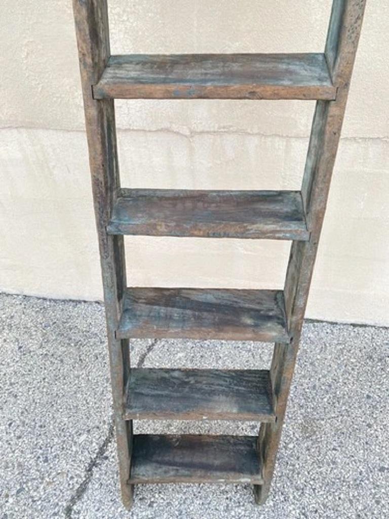 Ancienne échelle de grange en bois rustique primitive peinte à l'envers en vert 103 en vente 4