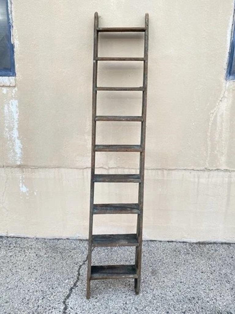 Échelle de grange en bois antique, rustique, primitive, peinte en vert et en dégradé, de 103 pouces. Vers le milieu du 19e siècle. Dimensions : 103