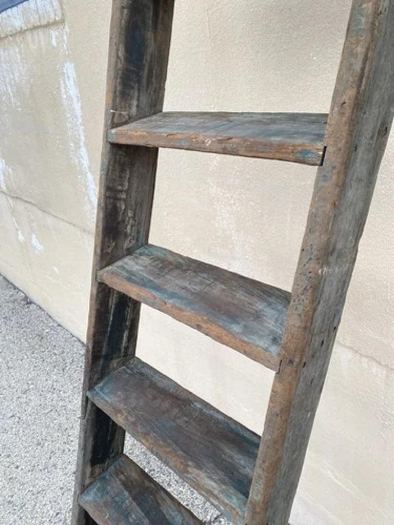 Inconnu Ancienne échelle de grange en bois rustique primitive peinte à l'envers en vert 103 en vente