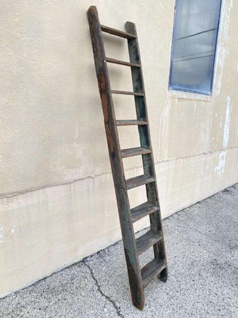 Ancienne échelle de grange en bois rustique primitive peinte à l'envers en vert 103 Bon état - En vente à Philadelphia, PA