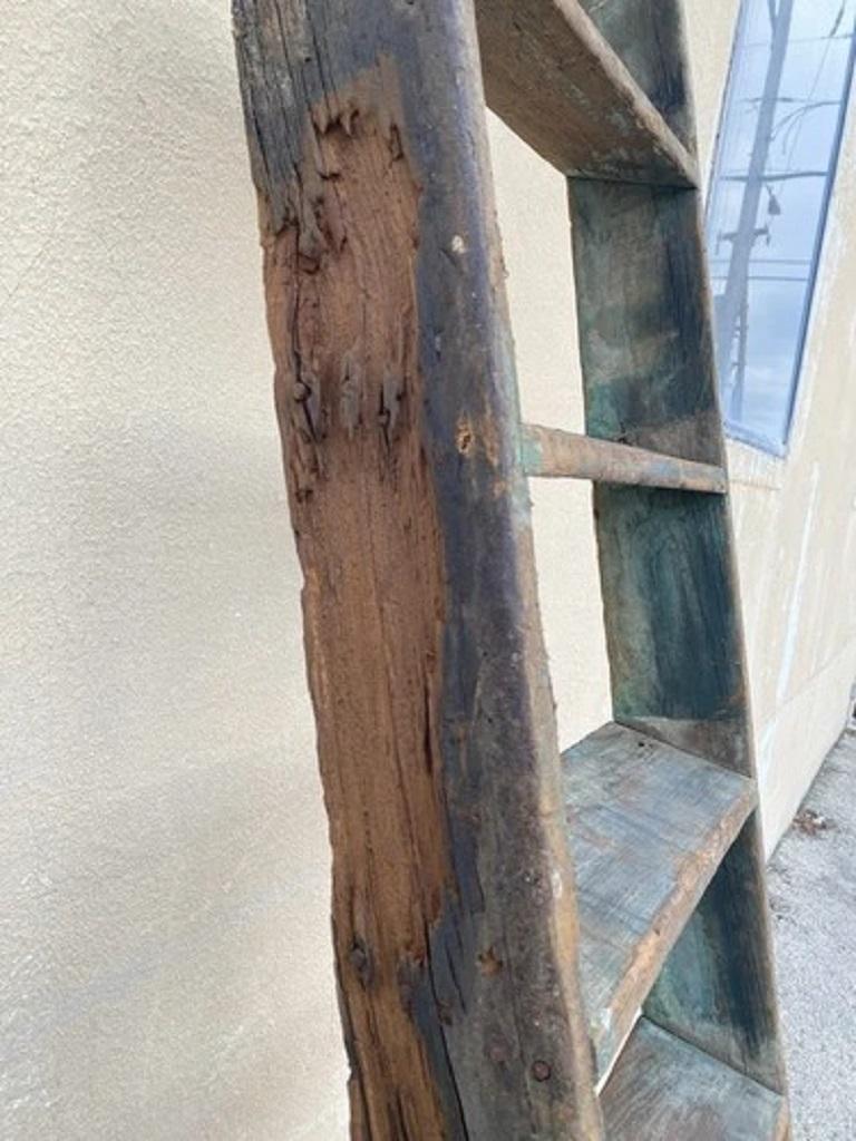 Bois Ancienne échelle de grange en bois rustique primitive peinte à l'envers en vert 103 en vente