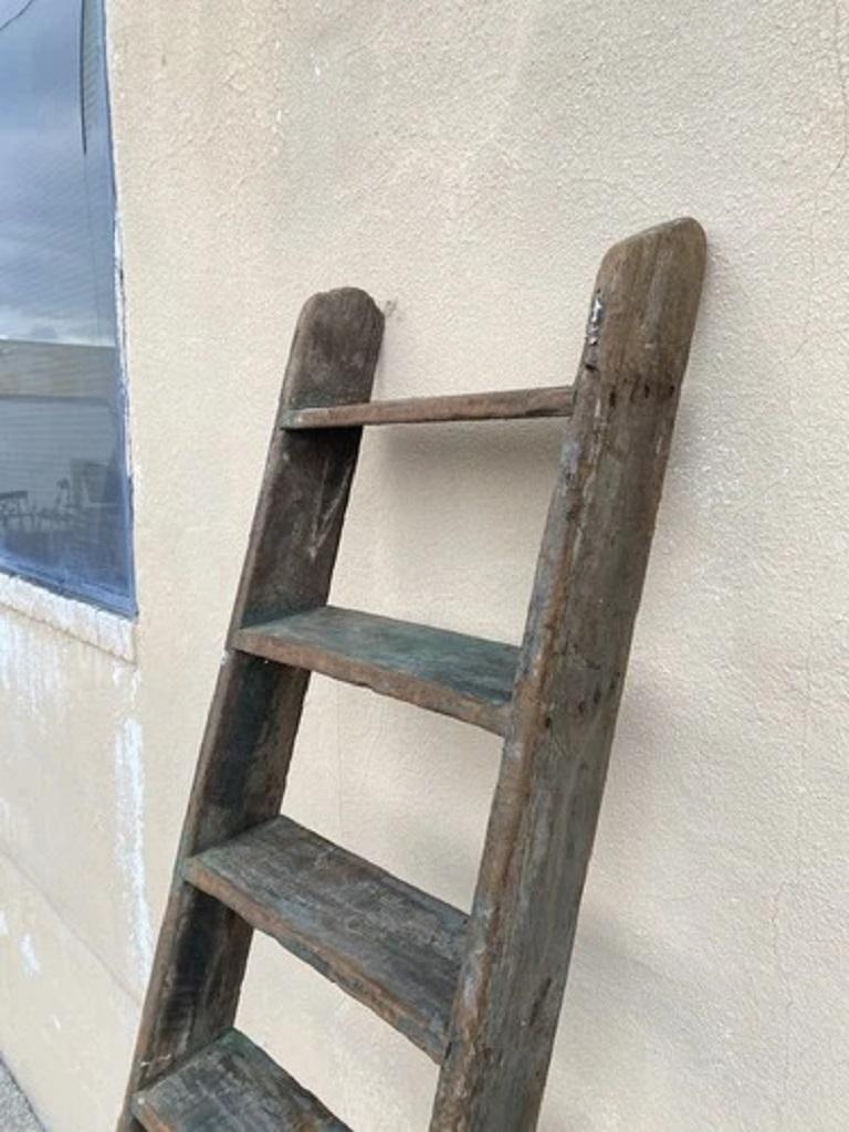 Ancienne échelle de grange en bois rustique primitive peinte à l'envers en vert 103 en vente 1