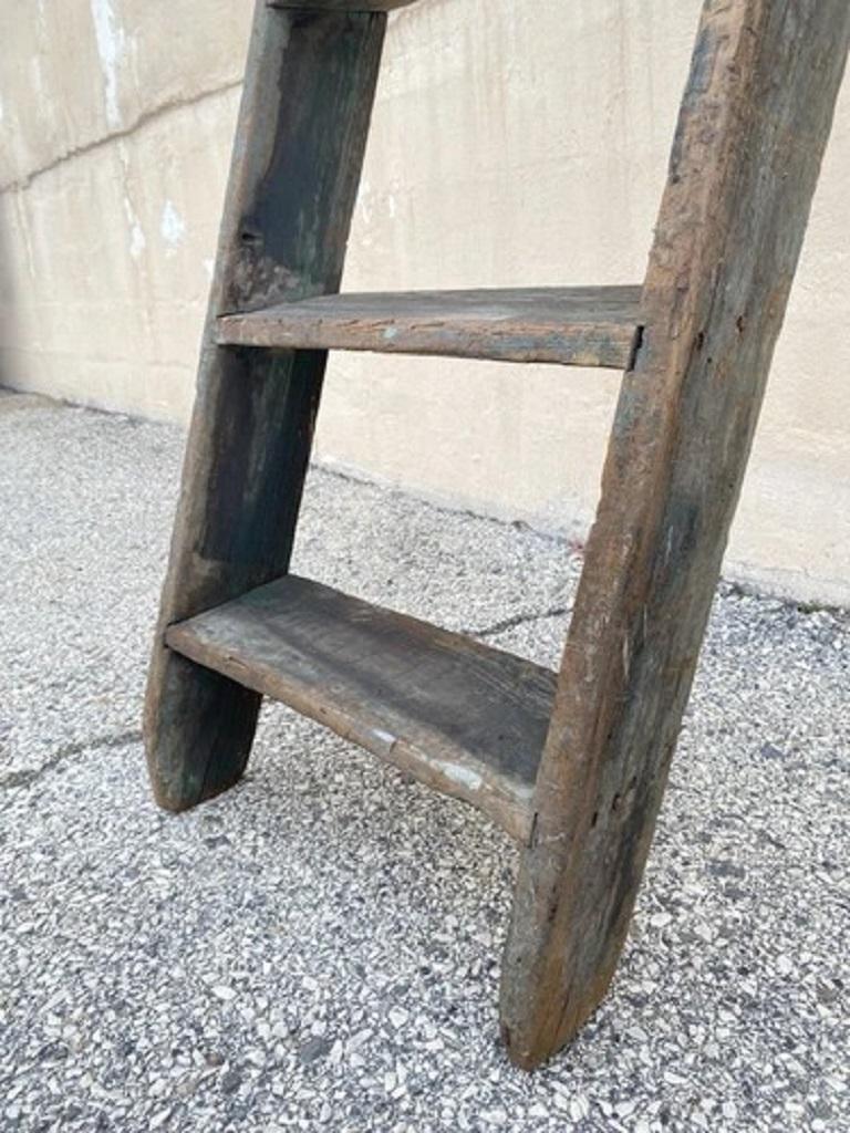 Ancienne échelle de grange en bois rustique primitive peinte à l'envers en vert 103 en vente 2