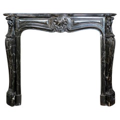 Cheminée ancienne française en marbre noir de sable