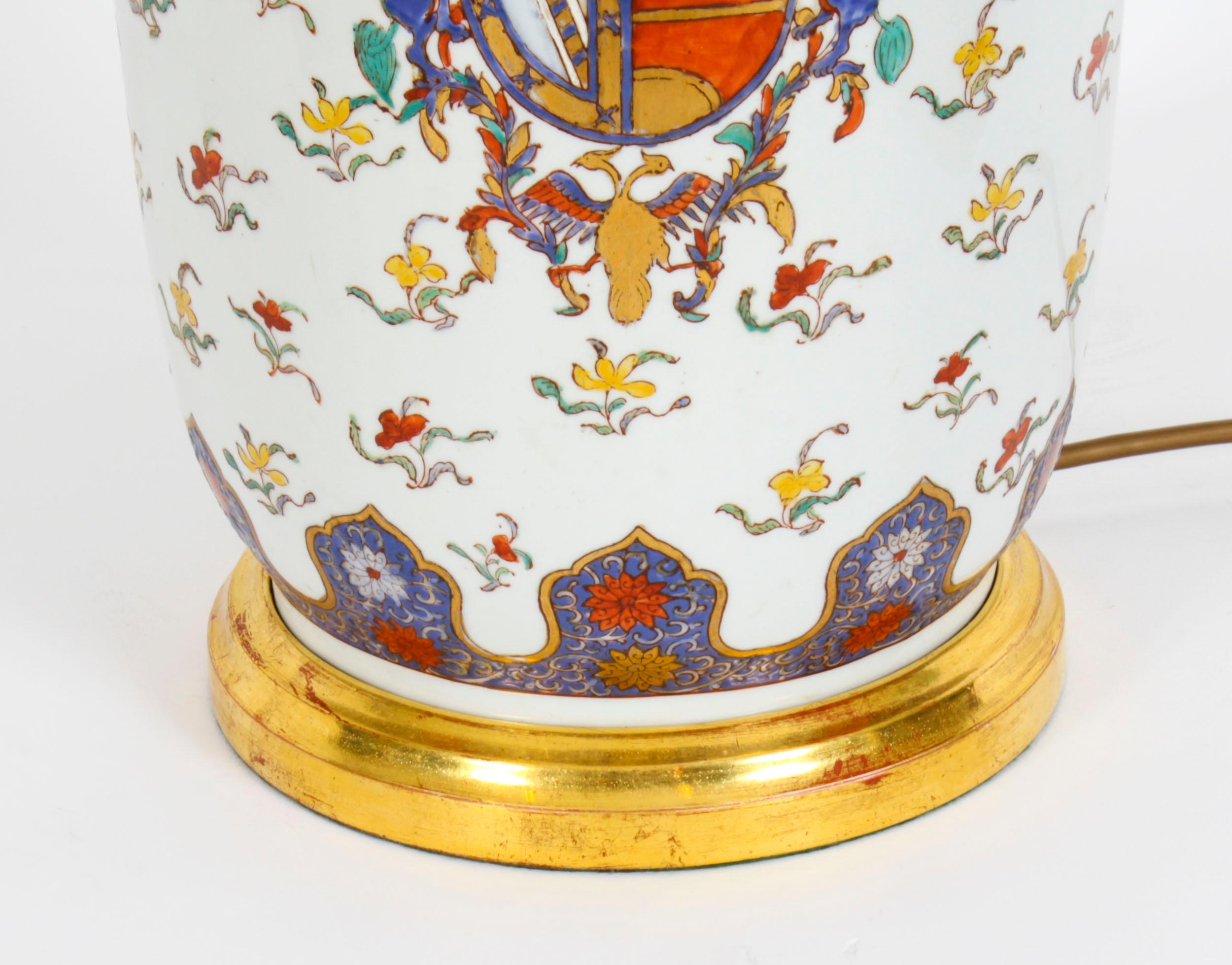 Français Lampe ancienne en porcelaine peinte à la main et dorée Samson, 19ème siècle en vente