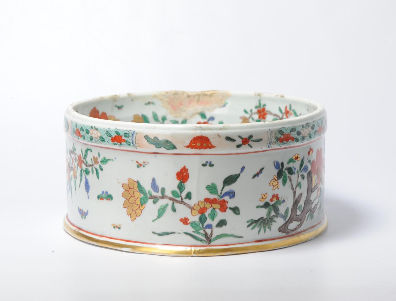 Absolutely fantastic Samson porcelain piece, strong colors. After Chinese Famille Verte example.

Oval porcelain planter with polychrome and gilded enamel decoration of flowers and trendy birds. European frame, posterior, in gilded bronze and brass