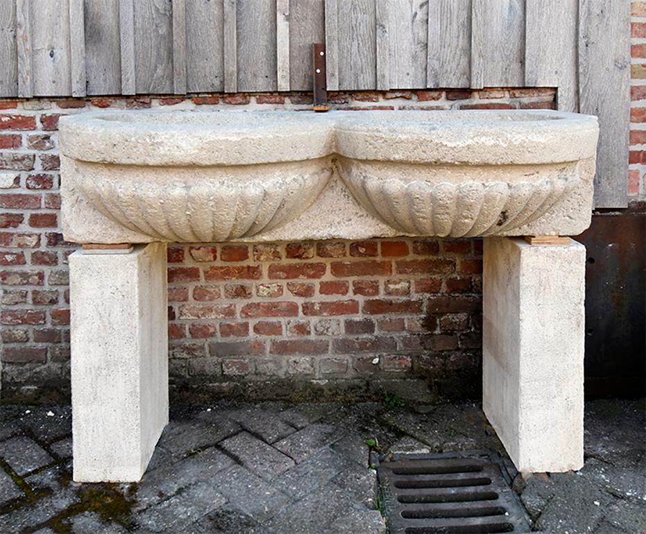 Beautiful antique double basin sink from the 19th century with
a pedestal underneath. Entirely made from French sandstone.
We composed this nice combination ourselves from antique pieces.