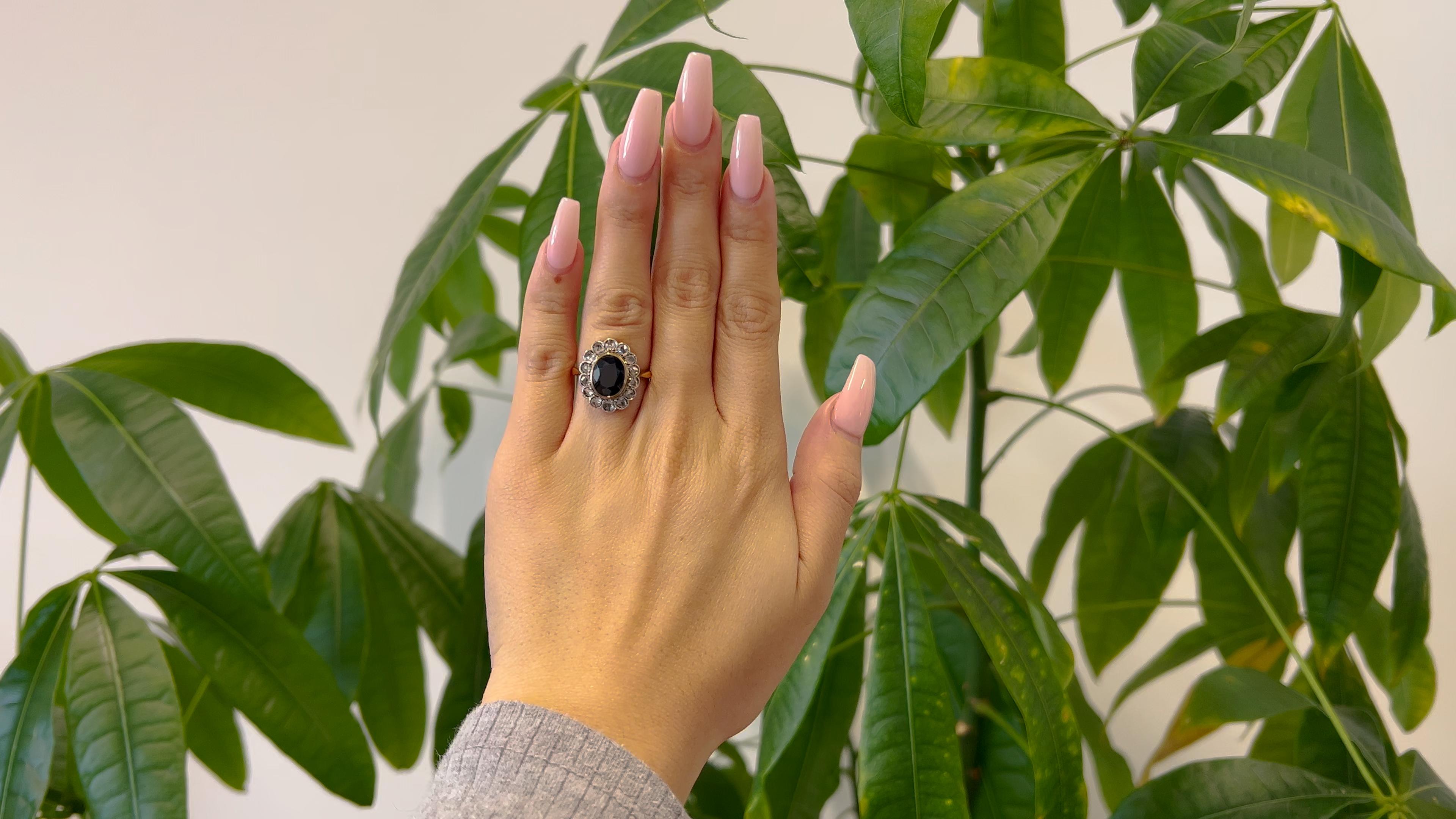 Eine antike Französisch Saphir Rose Cut Diamond 18k Platin Cluster-Ring. Mit einem ovalen Saphir im Mischschliff von etwa 2,25 Karat. Akzentuiert durch 14 Diamanten im Rosenschliff mit einem Gesamtgewicht von ca. 0,85 Karat, eingestuft in Farbe J-K,