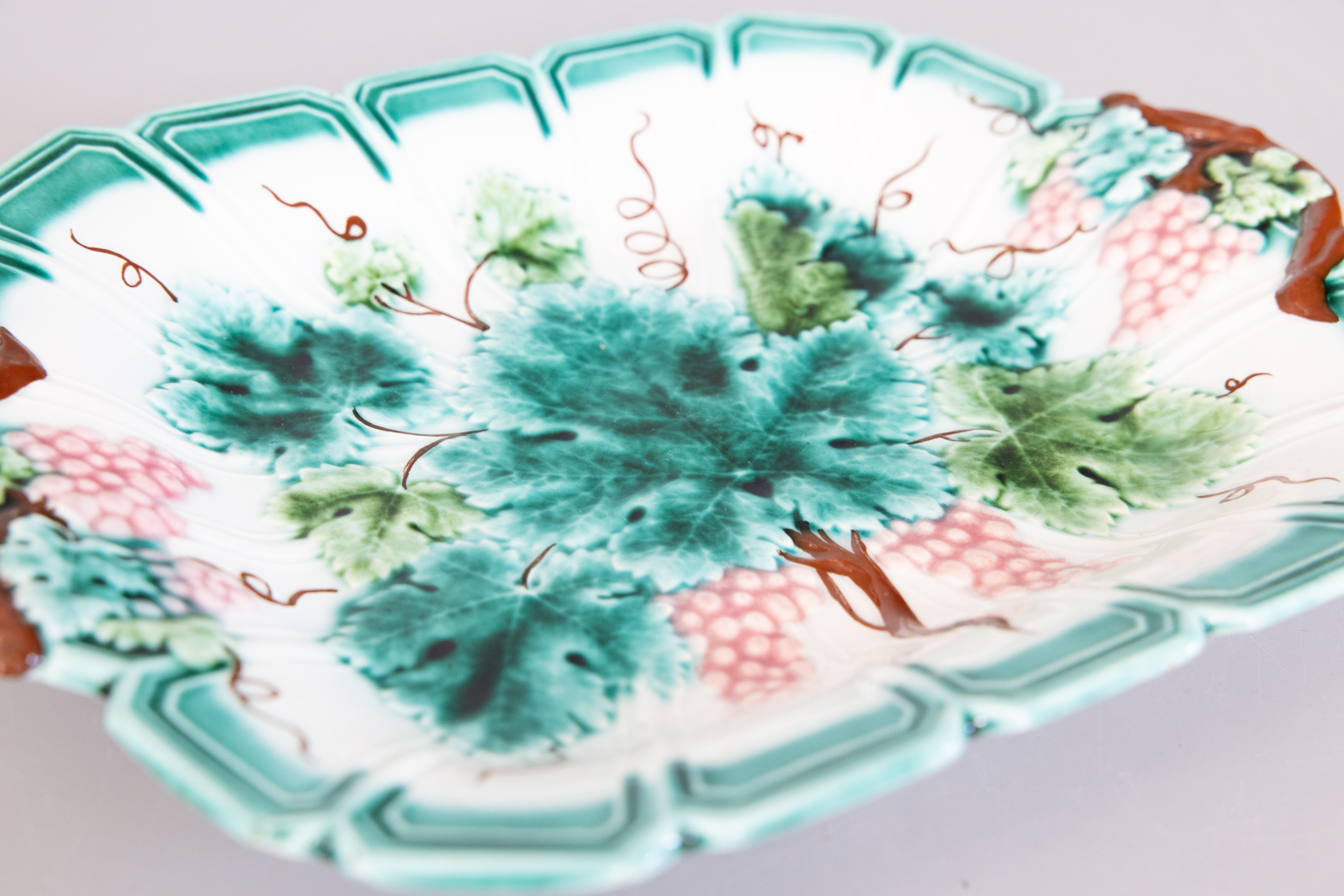 Country Antique French Sarreguemines, piatto in maiolica con manico a forma di foglia d'uva, CIRCA 1880 in vendita