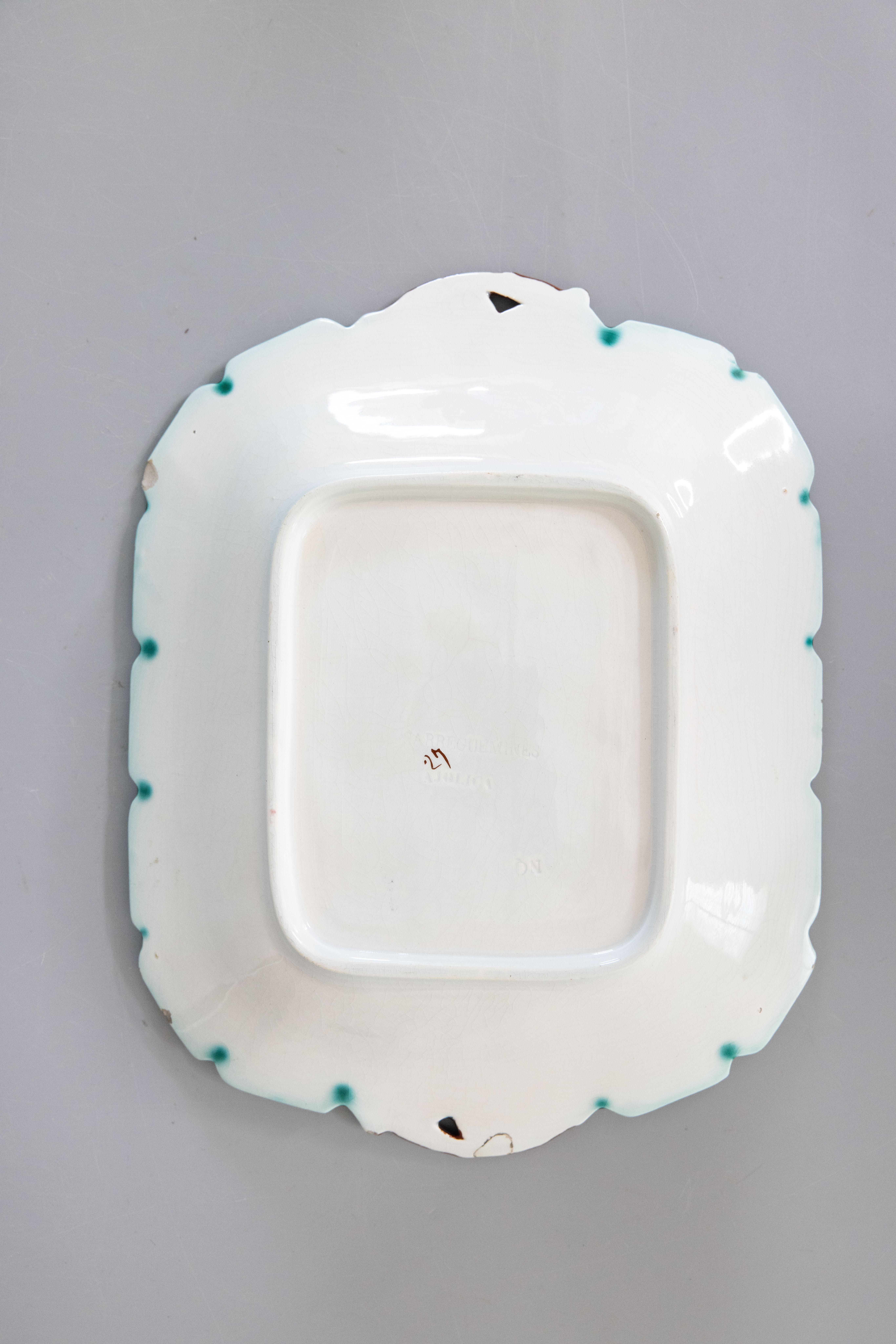 Francese Antique French Sarreguemines, piatto in maiolica con manico a forma di foglia d'uva, CIRCA 1880 in vendita