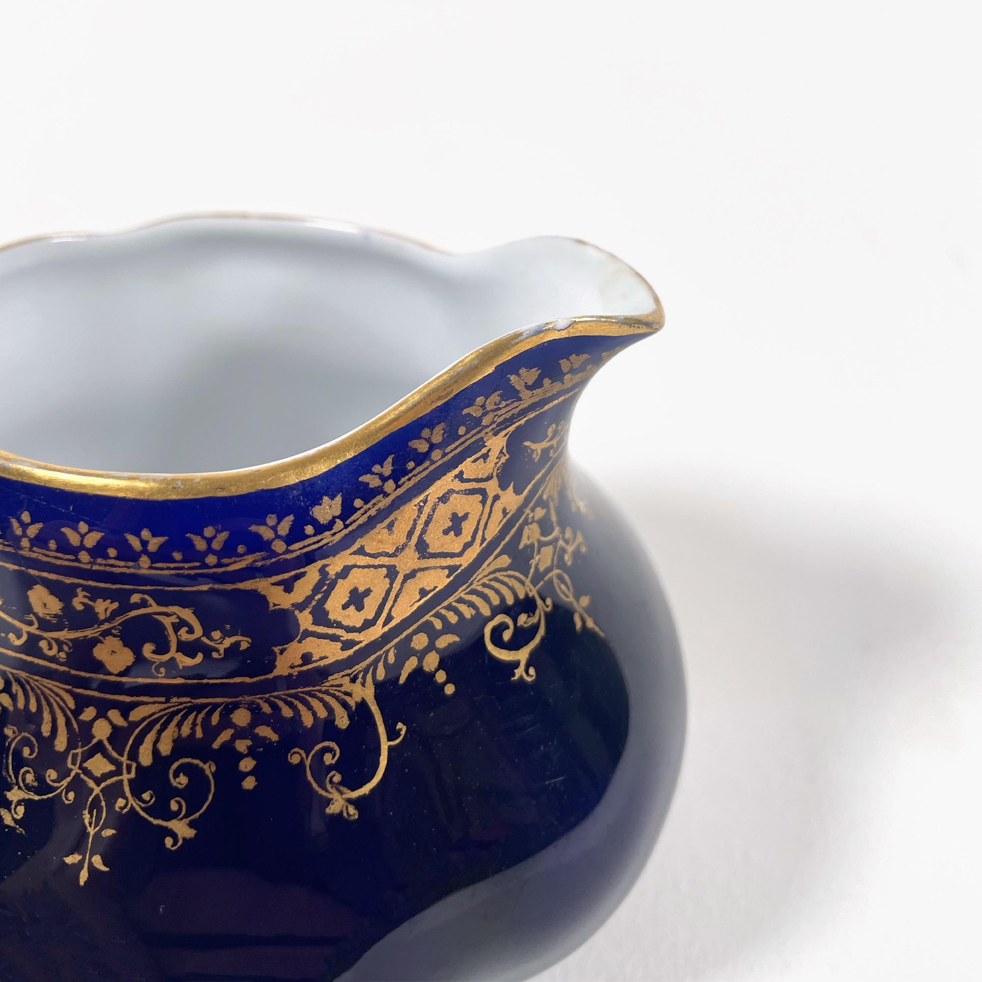 Antique French Sarreguemines Milk Jug, Early 1900s In Excellent Condition For Sale In PARIS, FR