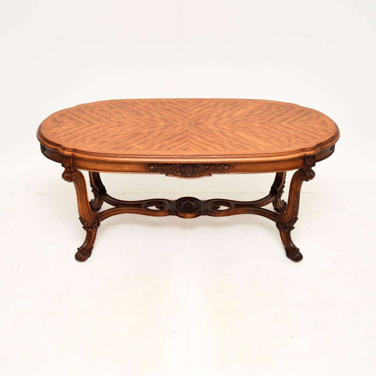 Très belle table basse ancienne en bois satiné français, datant des années 1920.

Ce produit est d'une superbe qualité et d'une taille très utile. Le plateau présente d'étonnants motifs de bois satiné et des tons de couleur, avec des bords à bandes