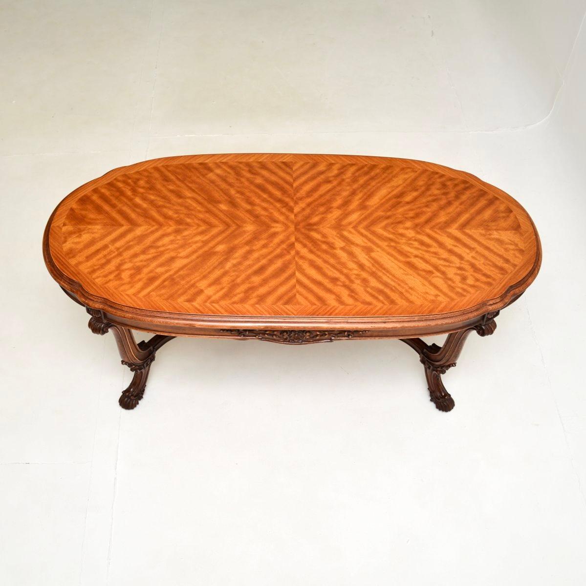 Français Table basse française ancienne en bois de satin en vente